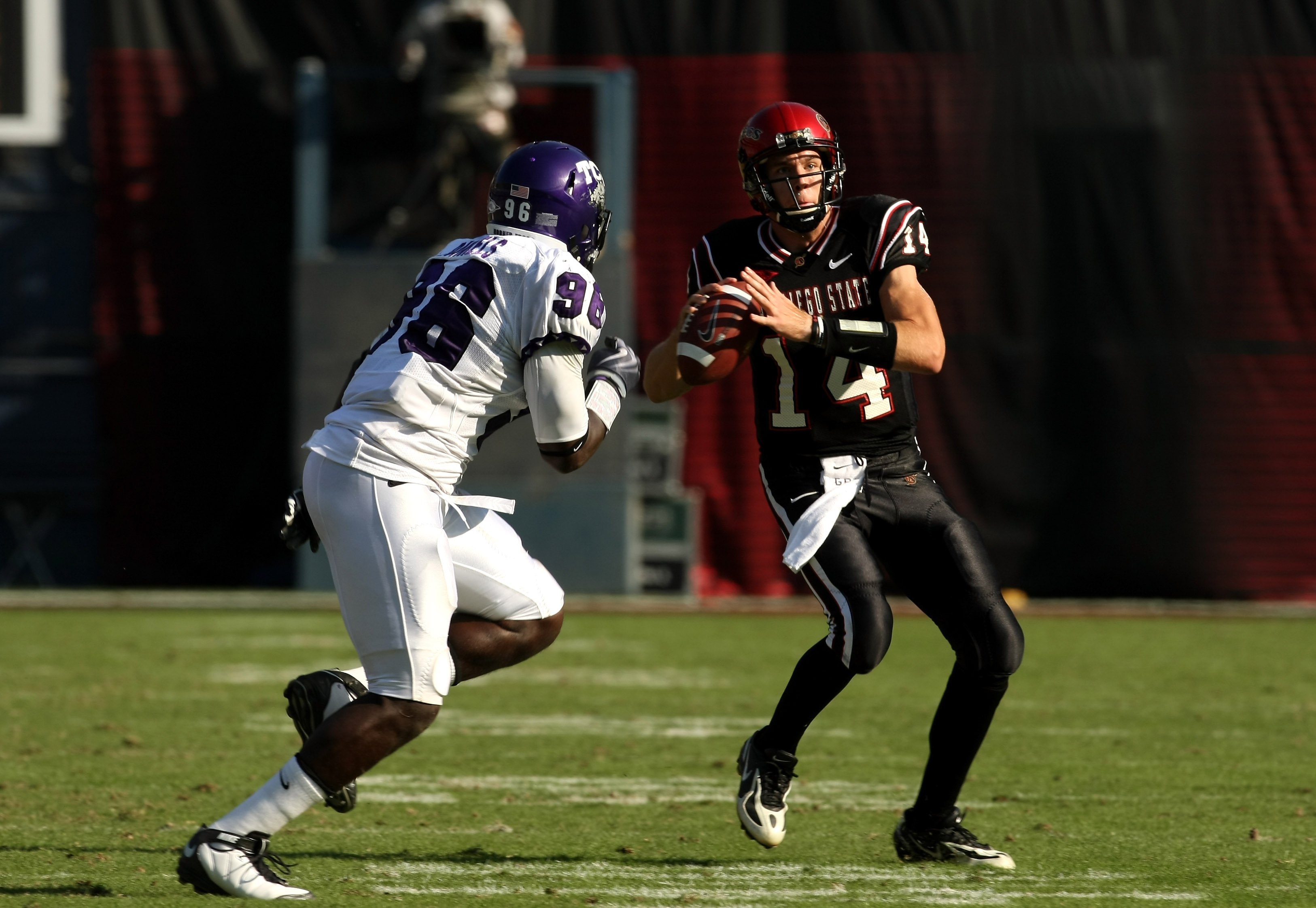 SAN DIEGO - NOVEMBER 07:  Quarterback Ryan Lindley #14 of the San Diego State Aztecs throws a pass against defensive end Wayne Daniels #96 of the Texas Christian University Horned Frogs on November 7, 2009 at Qualcomm Stadium in San Diego, California.  TC