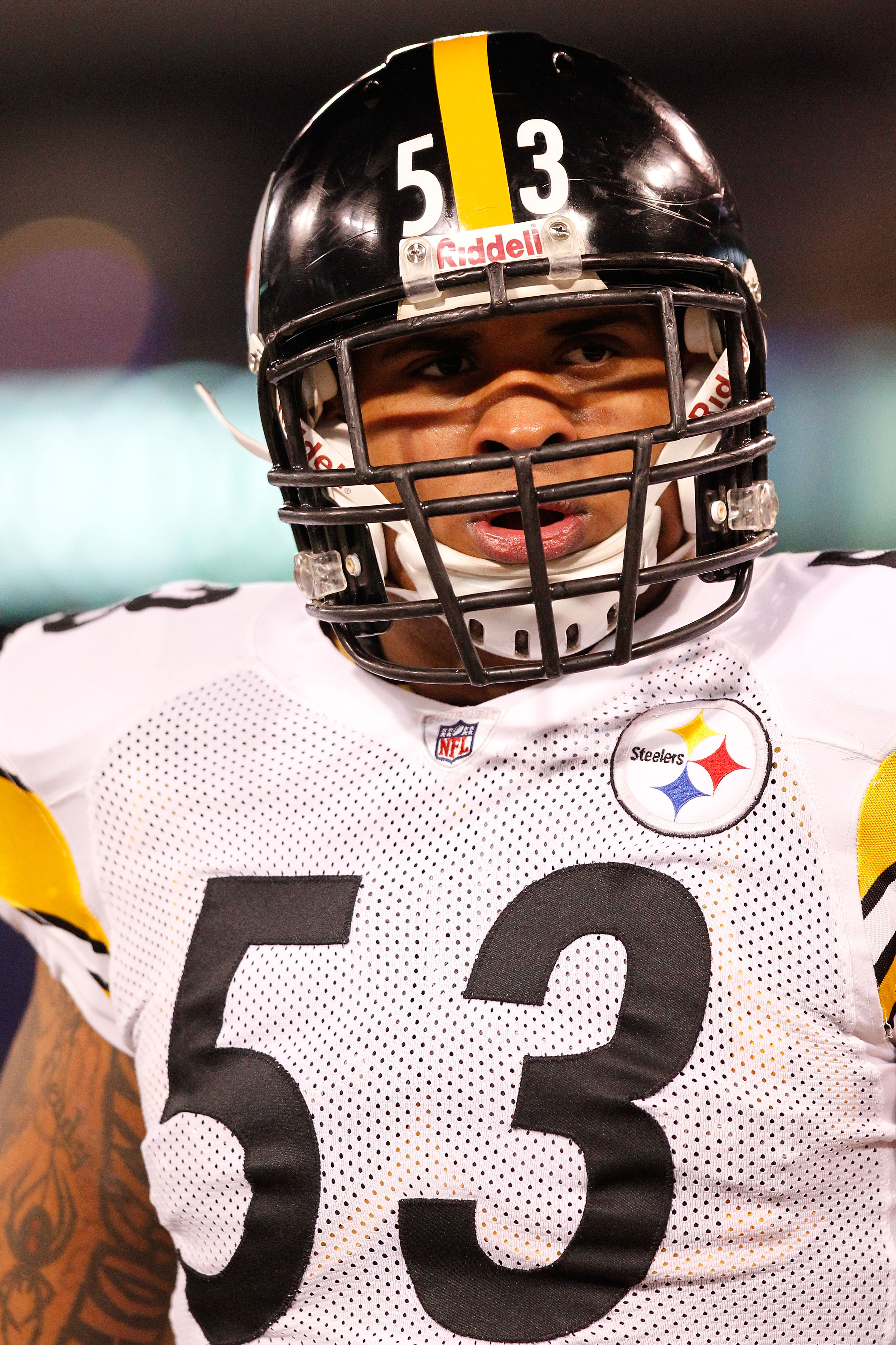 BALTIMORE, MD - DECEMBER 05:  Maurkice Pouncey #53 of the Pittsburgh Steelers looks on during the game against the Baltimore Ravens at M&T Bank Stadium on December 5, 2010 in Baltimore, Maryland. Pittsburgh won 13-10.  (Photo by Geoff Burke/Getty Images)