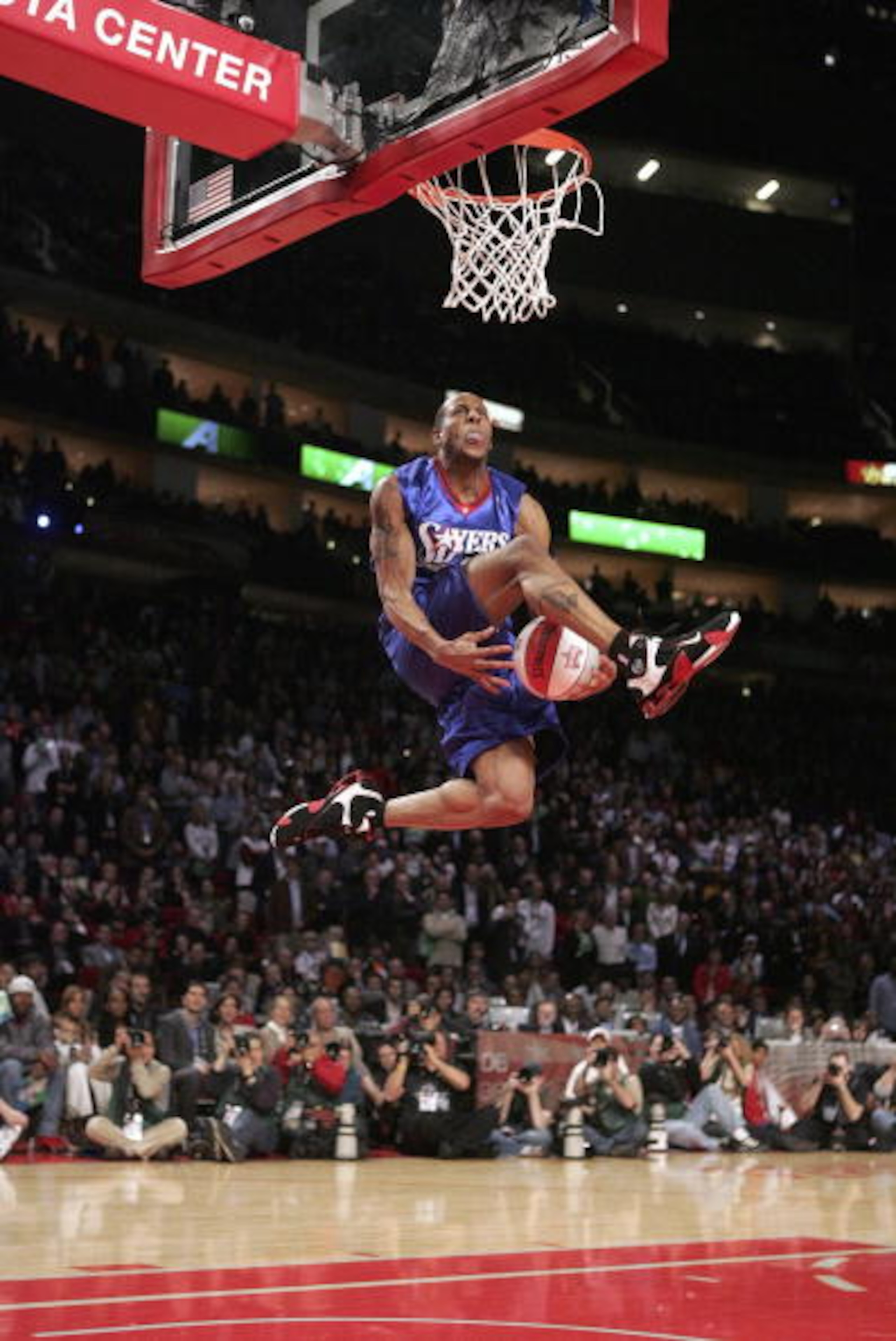 HOUSTON - FEBRUARY 18:  Andre Iguodala #9 of the Philadelphia 76ers moves the ball between his legs in the Sprite Rising Stars Slam Dunk competition during NBA All-Star Weekend at the Toyota Center on February 18, 2006 in Houston, Texas.  NOTE TO USER: Us