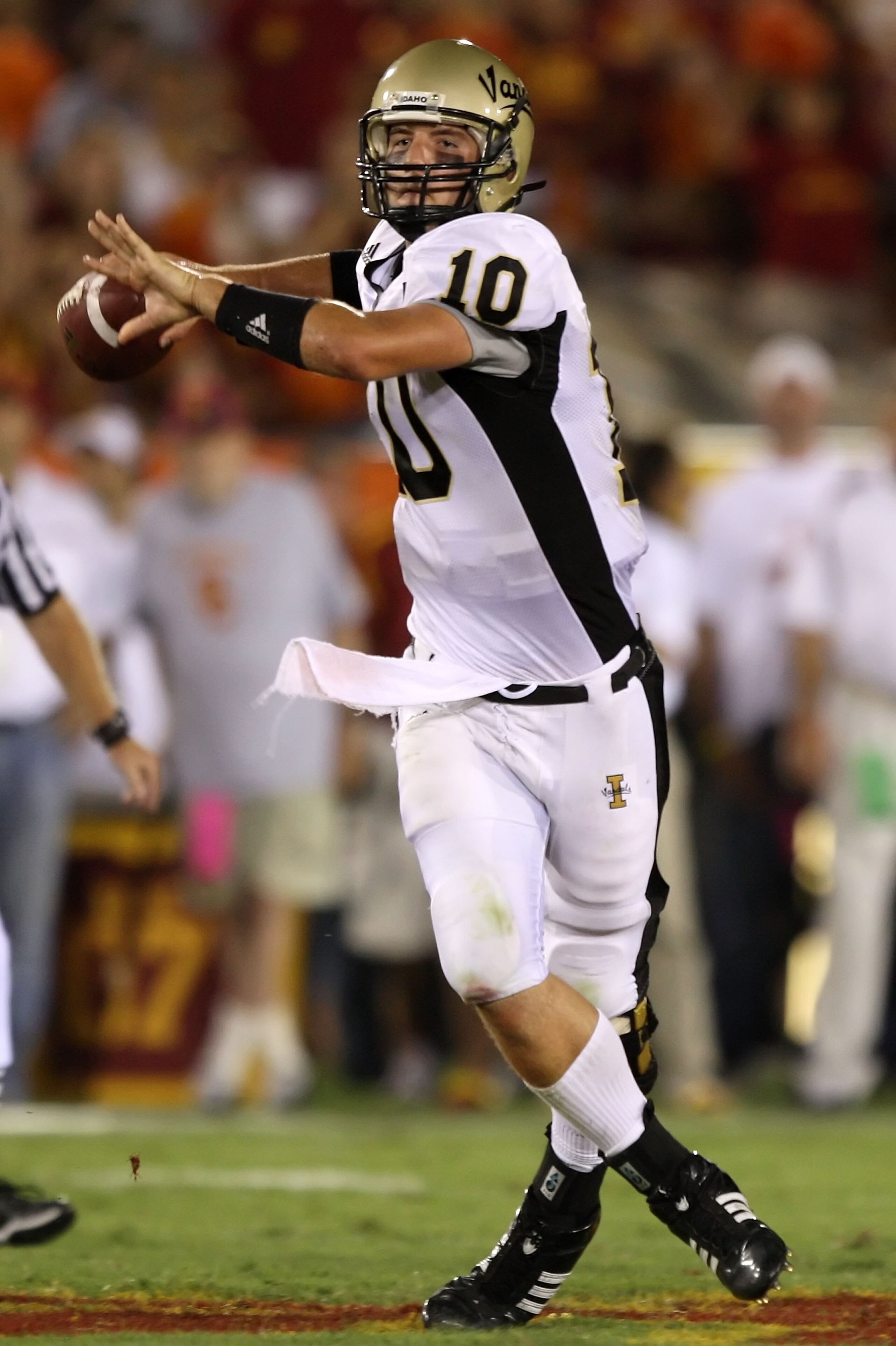 LOS ANGELES, CA - SEPTEMBER 01:   Nathan Enderle #10 of the University of Idaho Vandals looks to pass against the USC Trojans at the Los Angeles Memorial Coliseum on September 1, 2007 in Los Angeles, California.  (Photo by Lisa Blumenfeld/Getty Images)