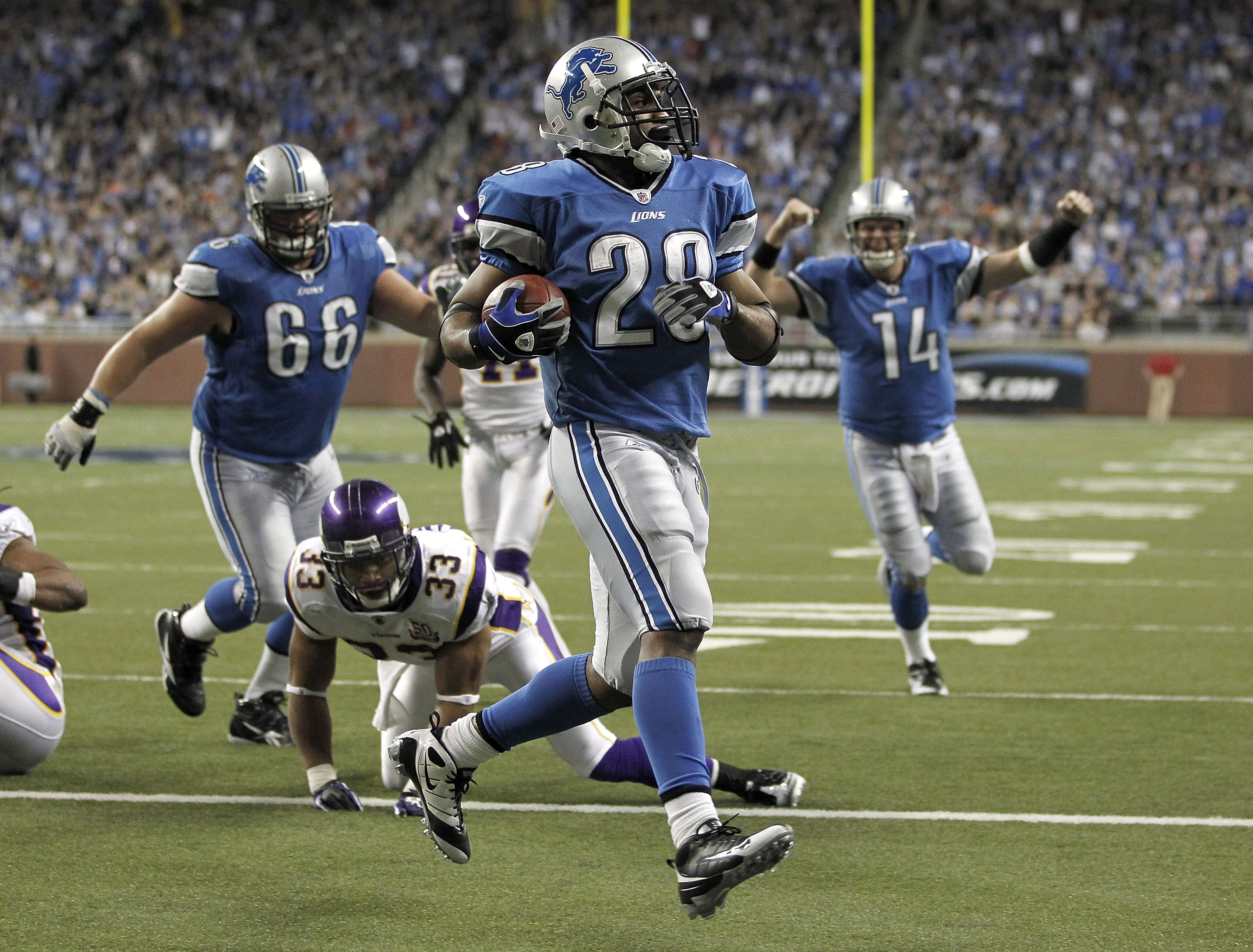 DETROIT, MI - JANUARY 02:  Maurice Morris #28 of the Detroit Lions gets in for a fouth quarter touchdown in front of Jamarca Sanford #33 of the Minnesota Vikings at Ford Field on January 2, 2011 in Detroit, Michigan. Detroit won the game 20-13.  (Photo by
