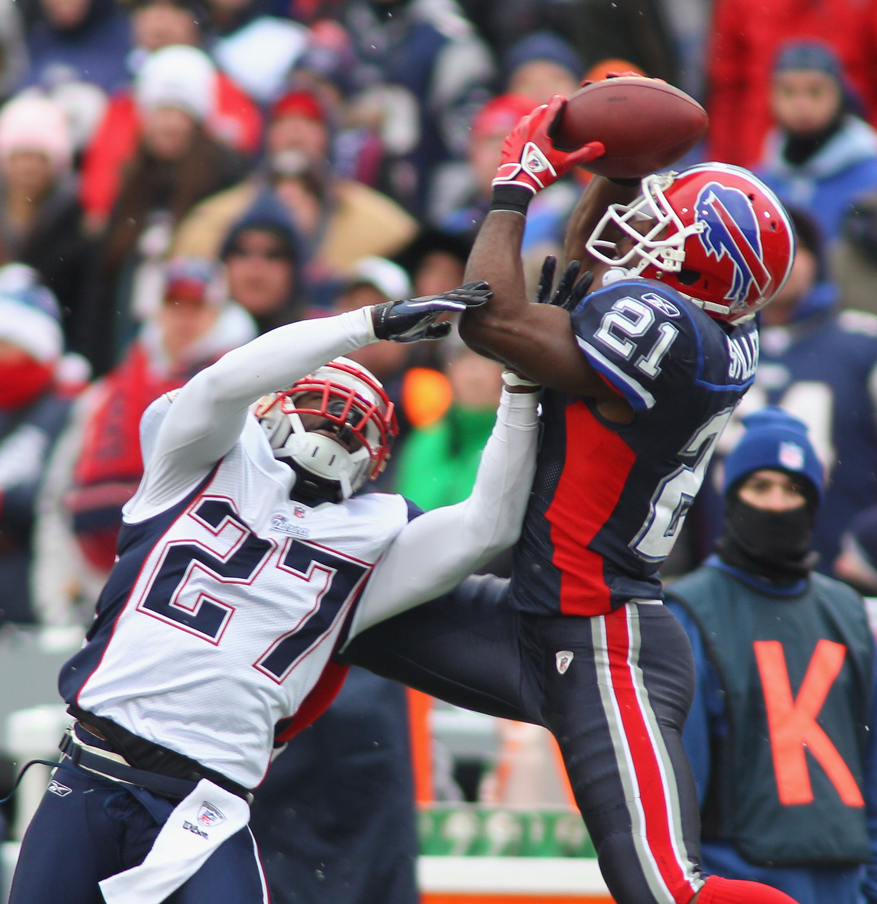 ORCHARD PARK, NY - DECEMBER 26:  C.J. Spiller #21 of the Buffalo Bills makes a catch against Kyle Arrington #27 of the New England Patriots at Ralph Wilson Stadium on December 26, 2010 in Orchard Park, New York.  (Photo by Rick Stewart/Getty Images)
