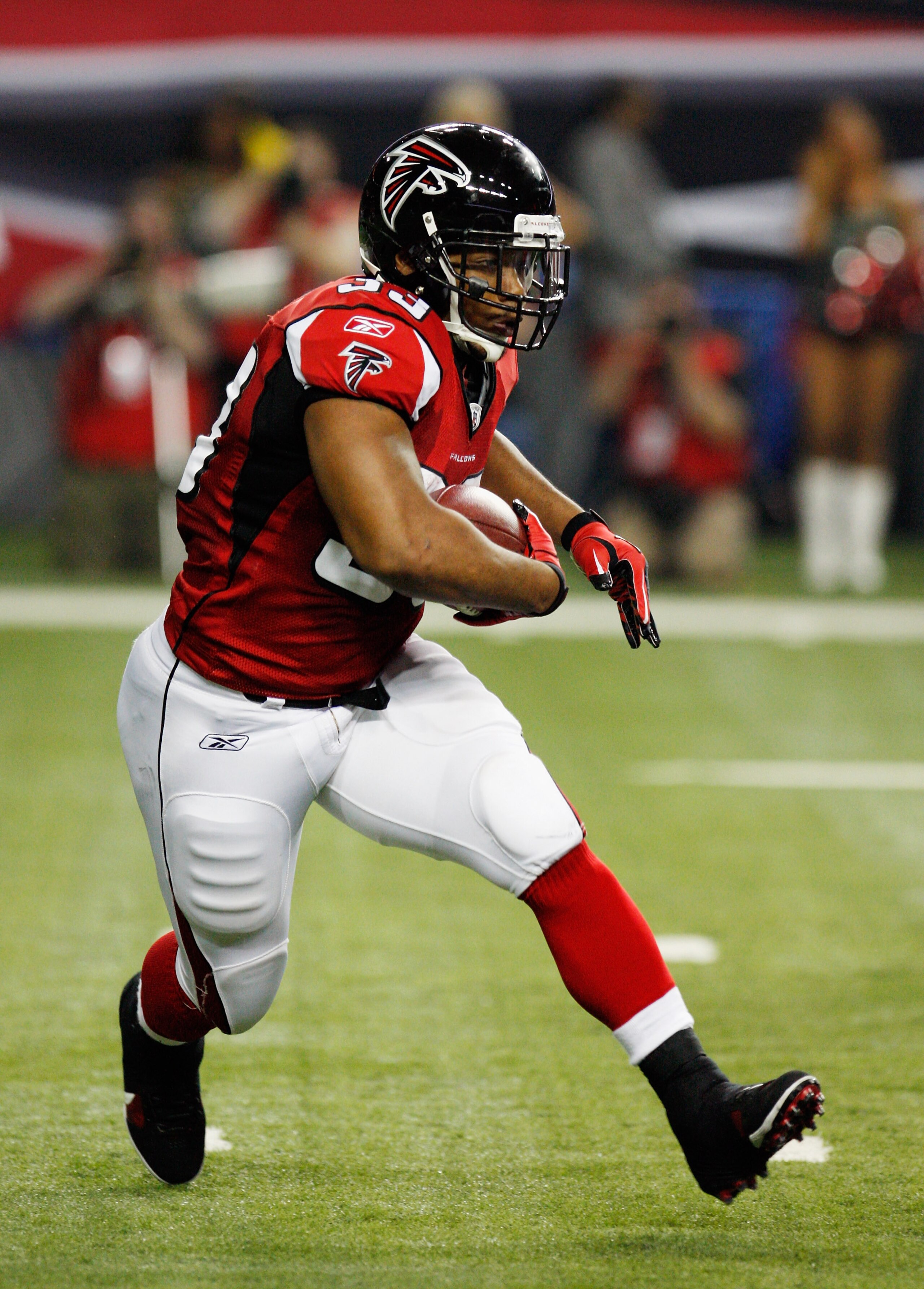ATLANTA, GA - DECEMBER 27:  Michael Turner #33 of the Atlanta Falcons rushes upfield during the first half of the game against the New Orleans Saints at the Georgia Dome on December 27, 2010 in Atlanta, Georgia.  (Photo by Scott Halleran/Getty Images)
