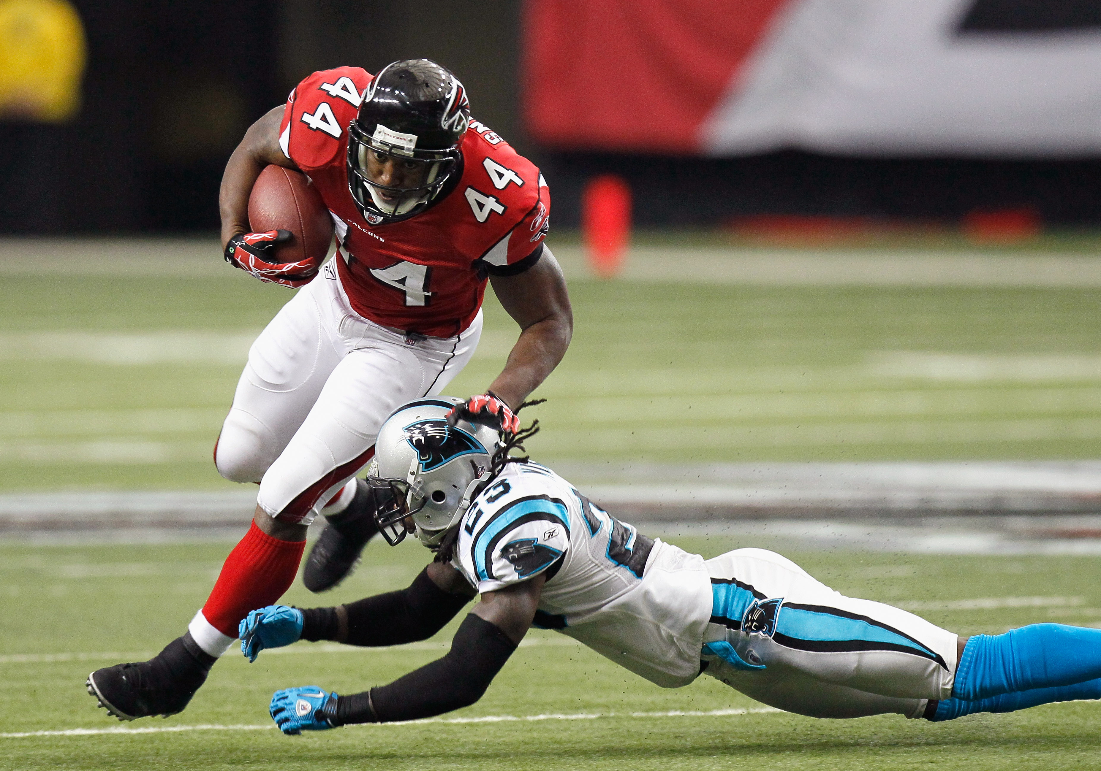 13 December 2009: Atlanta Falcons running back Jason Snelling (44) rushes  in the New Orleans Saints