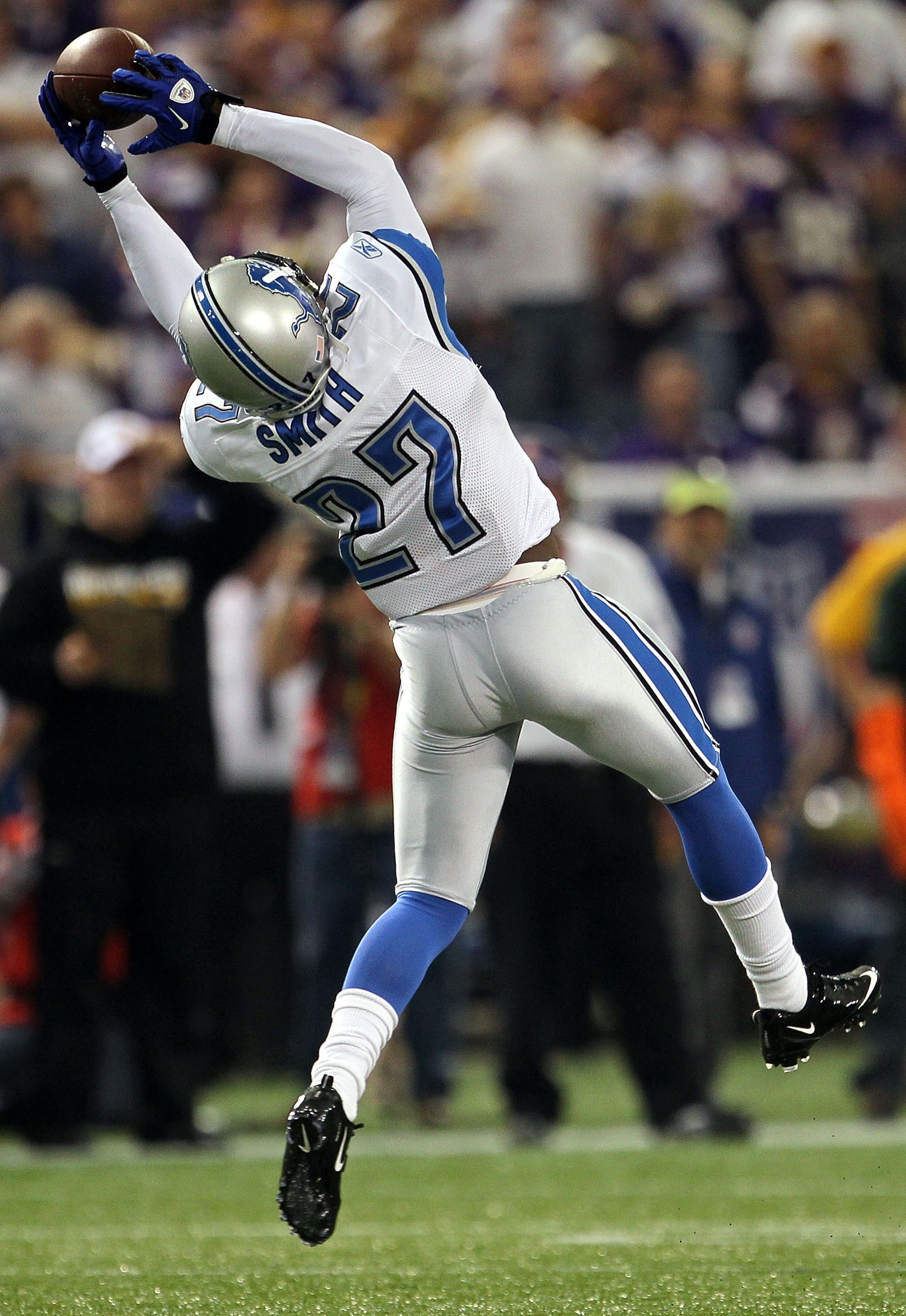 MINNEAPOLIS - SEPTEMBER 26: Alphonso Smith #27 of the Detroit Lions catches for an interception against the Minnesota Vikings during the game at Hubert H. Humphrey Metrodome on September 26, 2010 in Minneapolis, Minnesota. (Photo by Jeff Gross/Getty Ima MINNEAPOLIS - SEPTEMBER 26: Alphonso Smith #27 of the Detroit Lions catches for an interception against the Minnesota Vikings during the game at Hubert H. Humphrey Metrodome on September 26, 2010 in Minneapolis, Minnesota. (Photo by Jeff Gross/Getty Ima