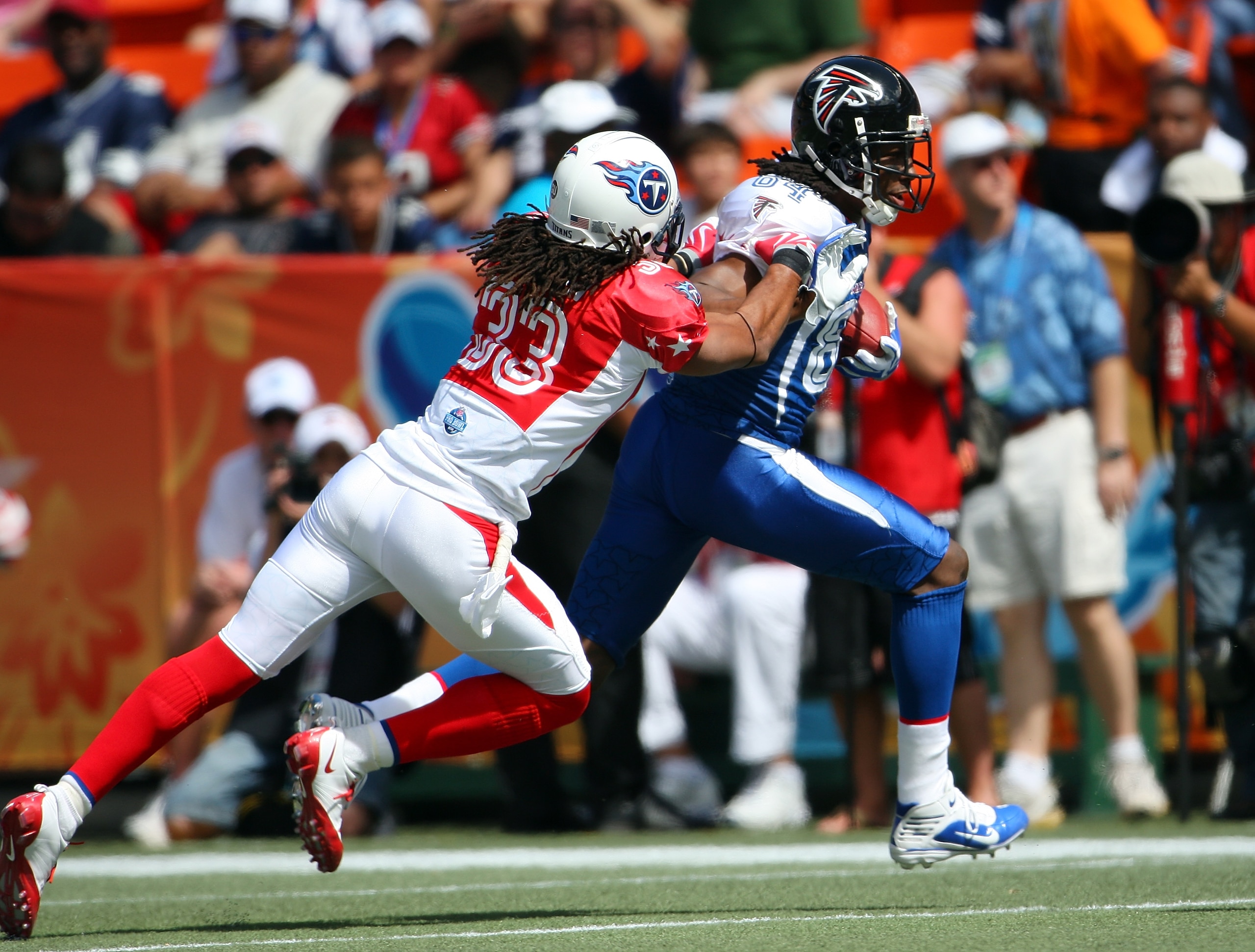 HONOLULU, HI - FEBRUARY 08: Wide receiver Roddy White #84 of the NFC All-Stars Atlanta Falcons catches a pass and gets tackled by safety Michael Griffin #33 of the AFC All-Stars Tennessee Titans in the 2009 NFL Pro Bowl at Aloha Stadium on February 8, 200 HONOLULU, HI - FEBRUARY 08: Wide receiver Roddy White #84 of the NFC All-Stars Atlanta Falcons catches a pass and gets tackled by safety Michael Griffin #33 of the AFC All-Stars Tennessee Titans in the 2009 NFL Pro Bowl at Aloha Stadium on February 8, 200
