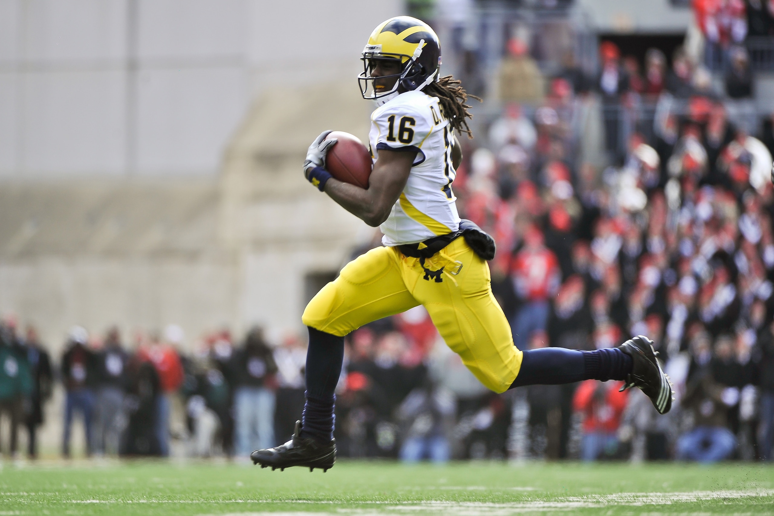 COLUMBUS, OH - NOVEMBER 27:  Quarterback Denard Robinson #16 of the Michigan Wolverines runs with the ball against the Ohio State Buckeyes at Ohio Stadium on November 27, 2010 in Columbus, Ohio.  (Photo by Jamie Sabau/Getty Images)