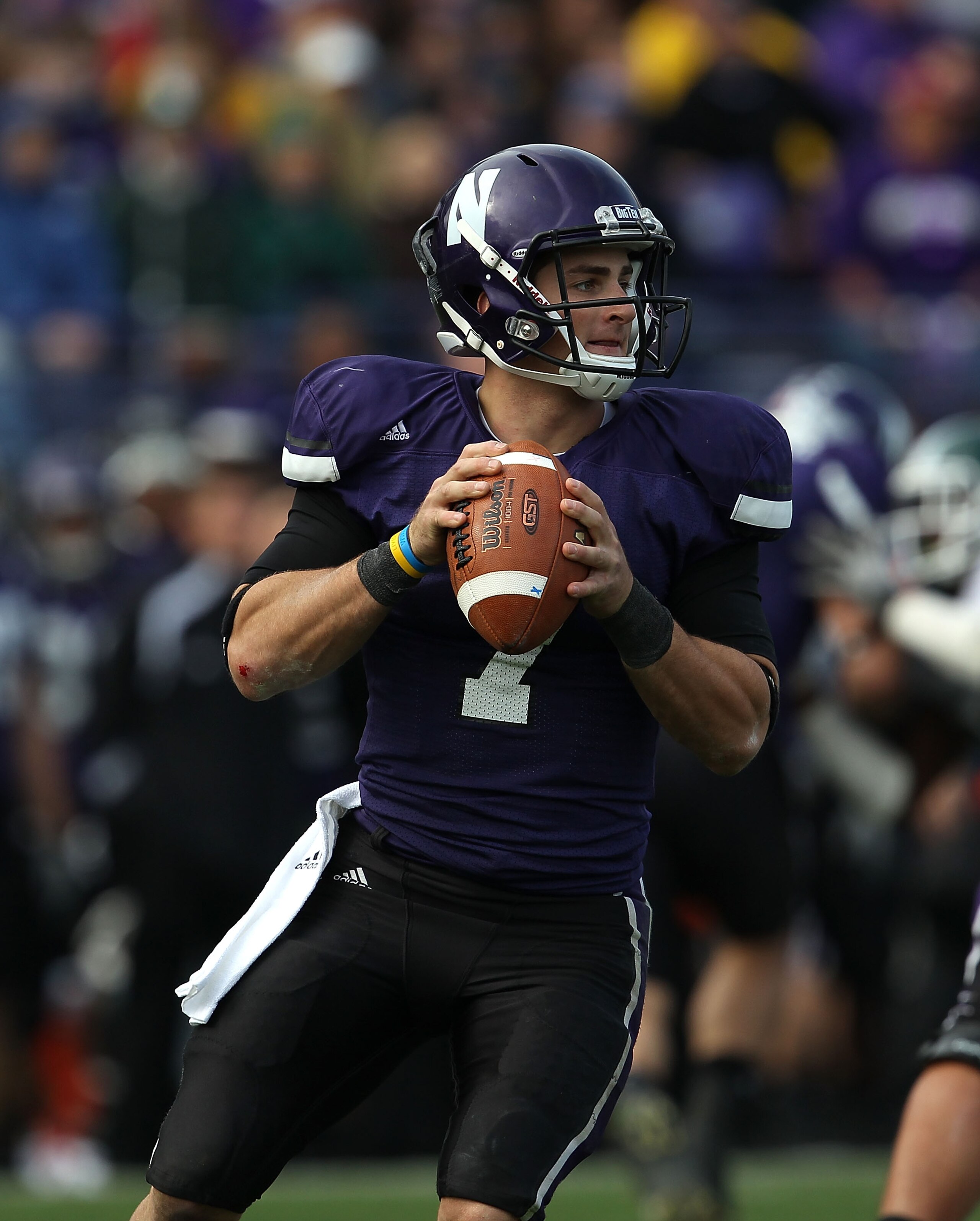 EVANSTON, IL - OCTOBER 23: Dan Persa #7 of the Northwestern Wildcats looks for a receiver against the Michigan State Spartans at Ryan Field on October 23, 2010 in Evanston, Illinois. Michigan State defeated Northwestern 35-27. (Photo by Jonathan Daniel/Ge