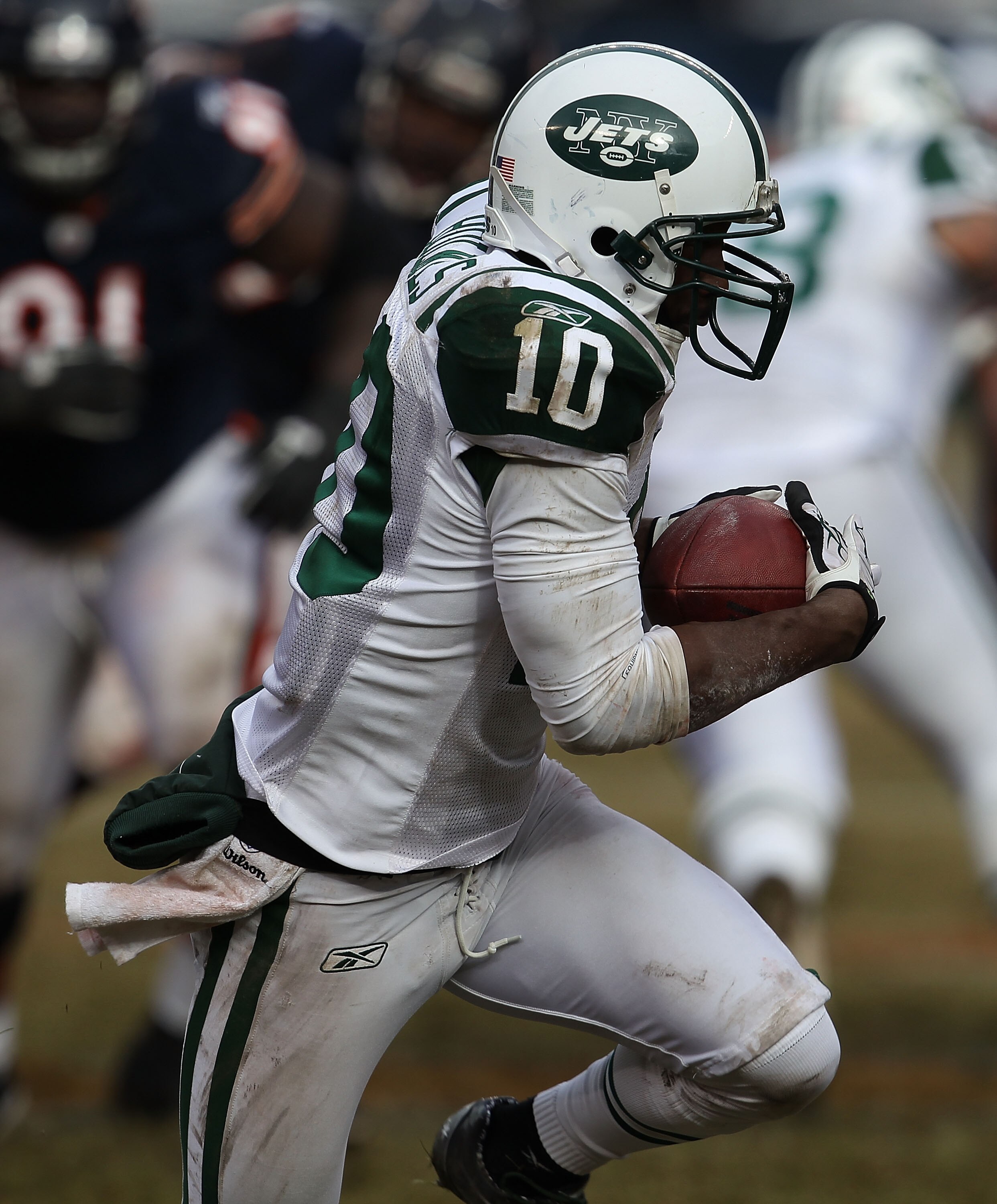 CHICAGO, IL - DECEMBER 26: Santonio Holmes #10 of the New York Jets runs after catching a pass against the Chicago Bears at Soldier Field on December 26, 2010 in Chicago, Illinois. The Bears defeated the Jets 38-34. (Photo by Jonathan Daniel/Getty Images)