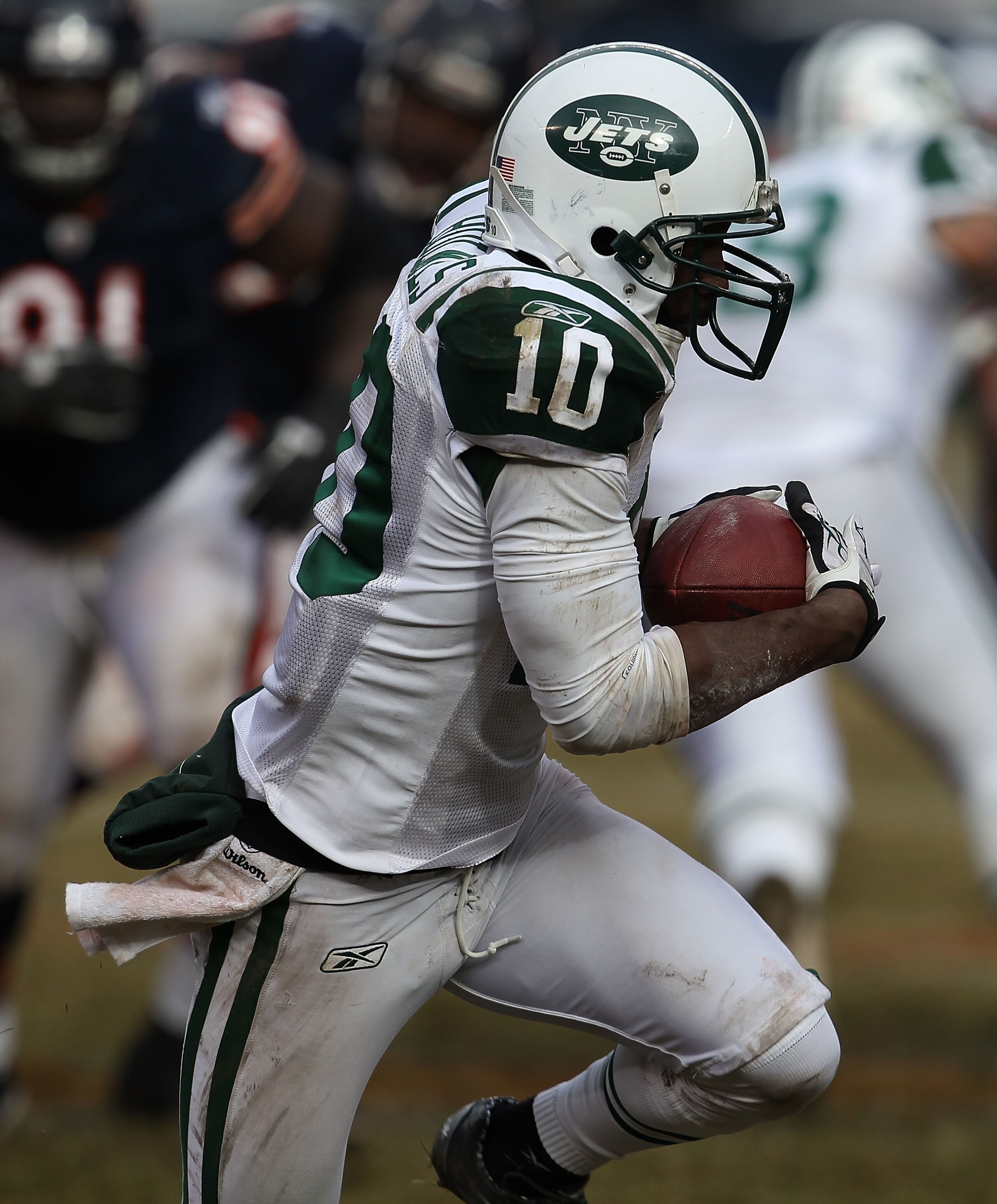 CHICAGO, IL - DECEMBER 26: Santonio Holmes #10 of the New York Jets runs after catching a pass against the Chicago Bears at Soldier Field on December 26, 2010 in Chicago, Illinois. The Bears defeated the Jets 38-34. (Photo by Jonathan Daniel/Getty Images)