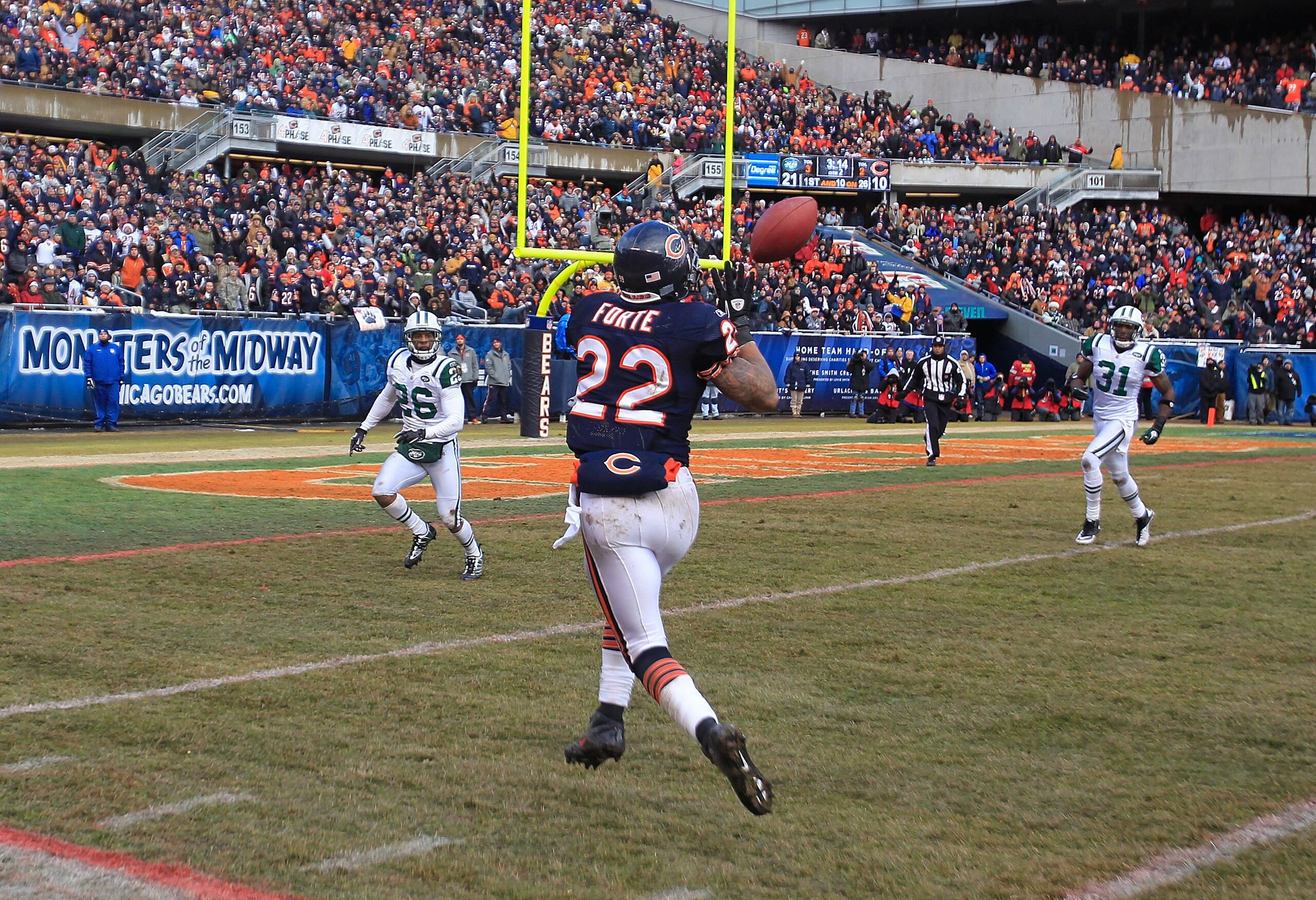 CHICAGO, IL - DECEMBER 26: Matt Forte #22 of the Chicago Bears catches a pass against the New York Jets at Soldier Field on December 26, 2010 in Chicago, Illinois. The Bears defeated the Jets 38-34.  (Photo by Jonathan Daniel/Getty Images)