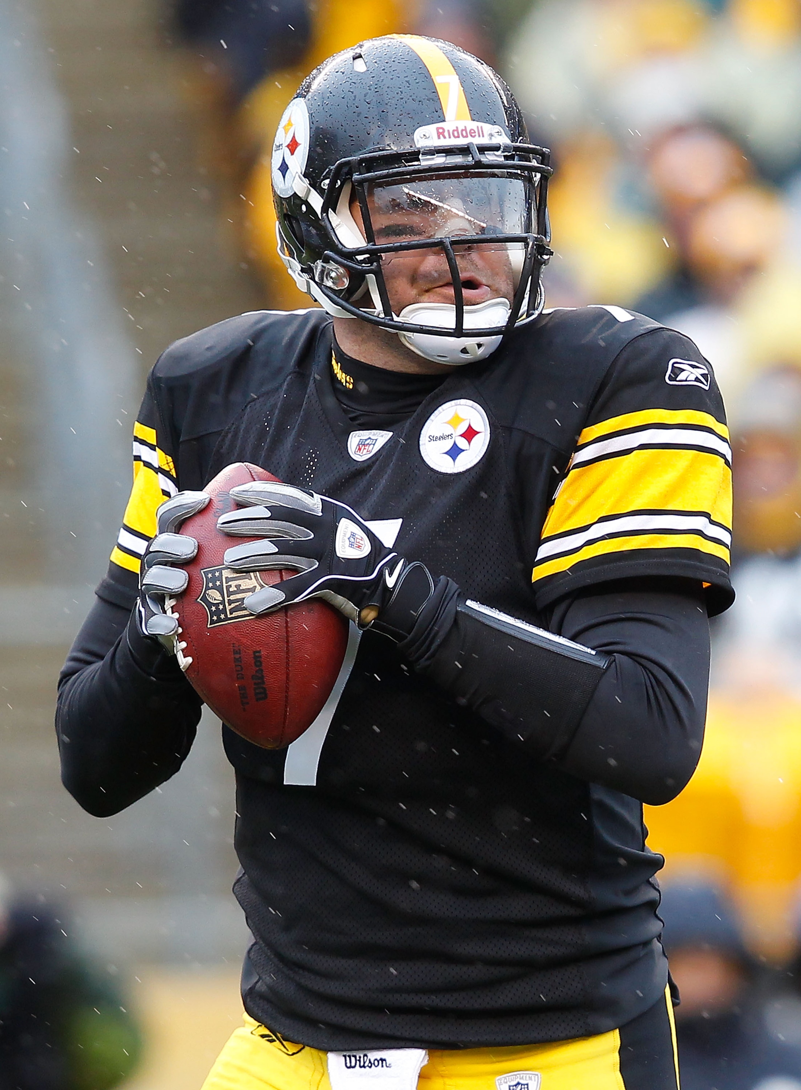 PITTSBURGH - DECEMBER 12:  Ben Roethlisberger #7 of the Pittsburgh Steelers drops back to pass against the Cincinnati Bengals during the game on December 12, 2010 at Heinz Field in Pittsburgh, Pennsylvania.  (Photo by Jared Wickerham/Getty Images)