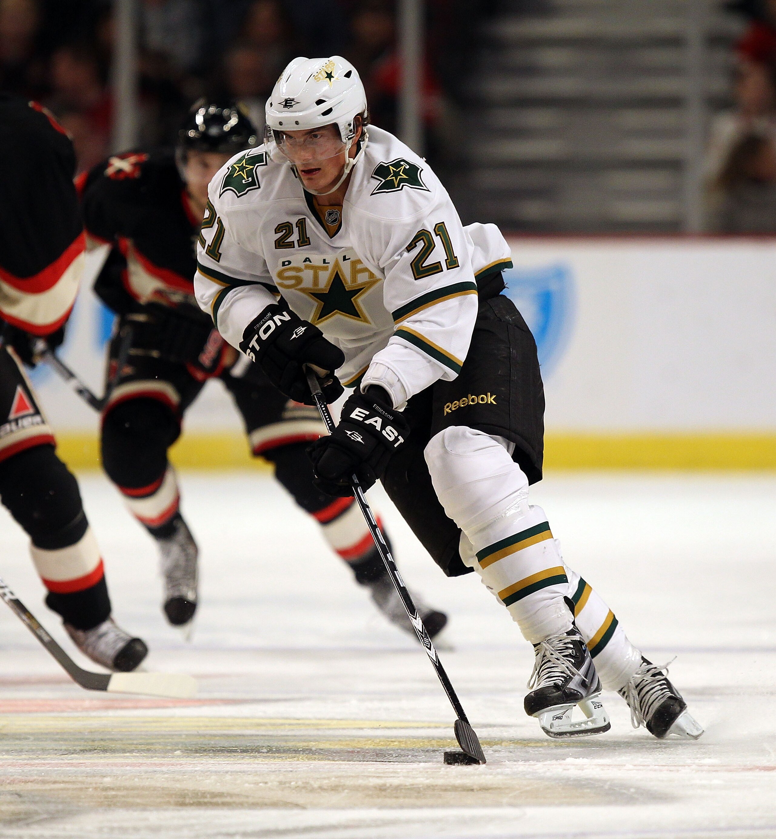 CHICAGO, IL - DECEMBER 08: Loui Eriksson #21 of the Dallas Stars skates up the ice against the Chicago Blackhawks at the United Center on December 8, 2010 in Chicago, Illinois. The Blackhawks defeated the Stars 5-3. (Photo by Jonathan Daniel/Getty Images)