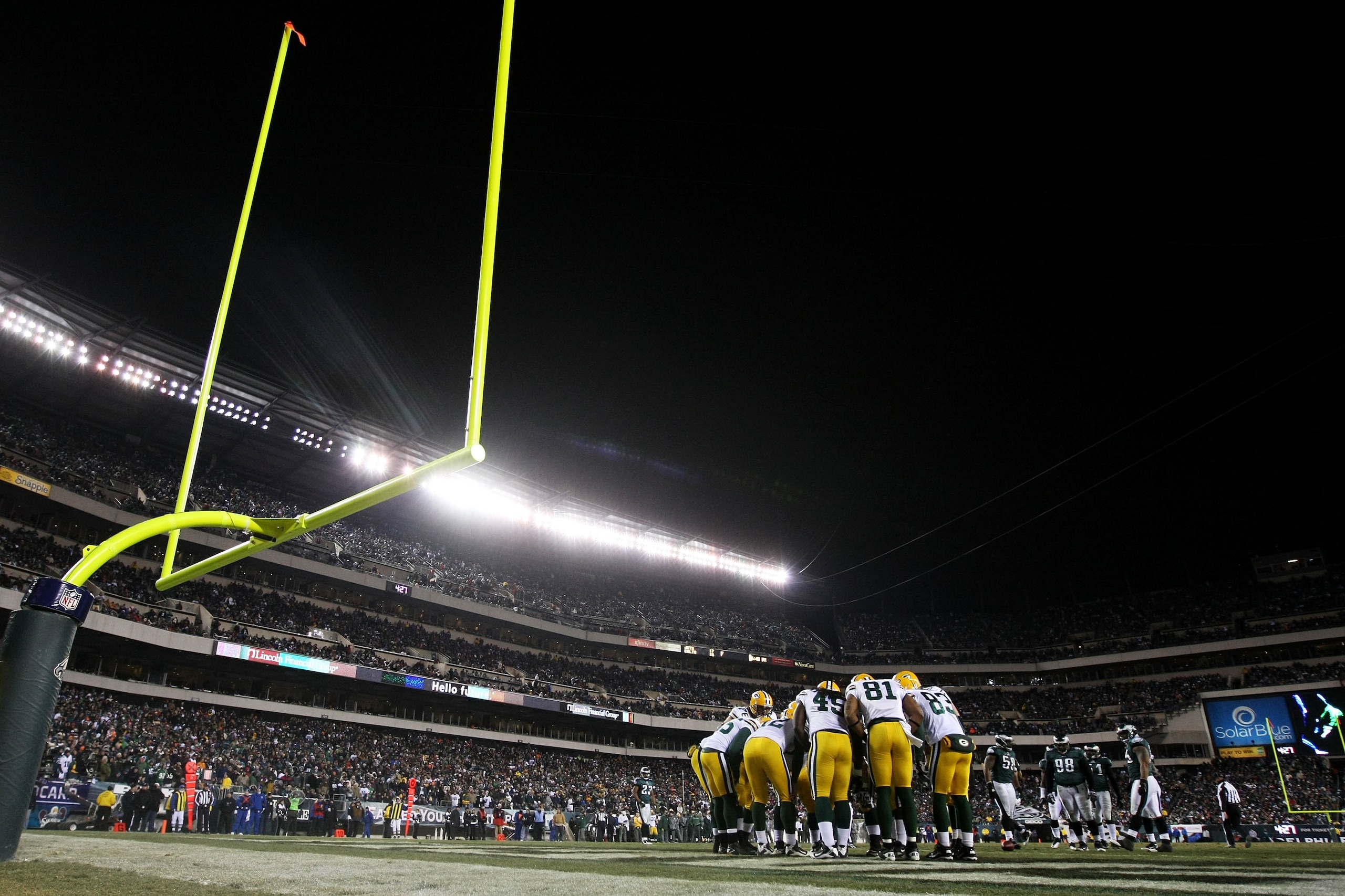 PHILADELPHIA, PA - JANUARY 09:  The Green Bay Packers huddle against the Philadelphia Eagles during the 2011 NFC wild card playoff game at Lincoln Financial Field on January 9, 2011 in Philadelphia, Pennsylvania.  (Photo by Al Bello/Getty Images)