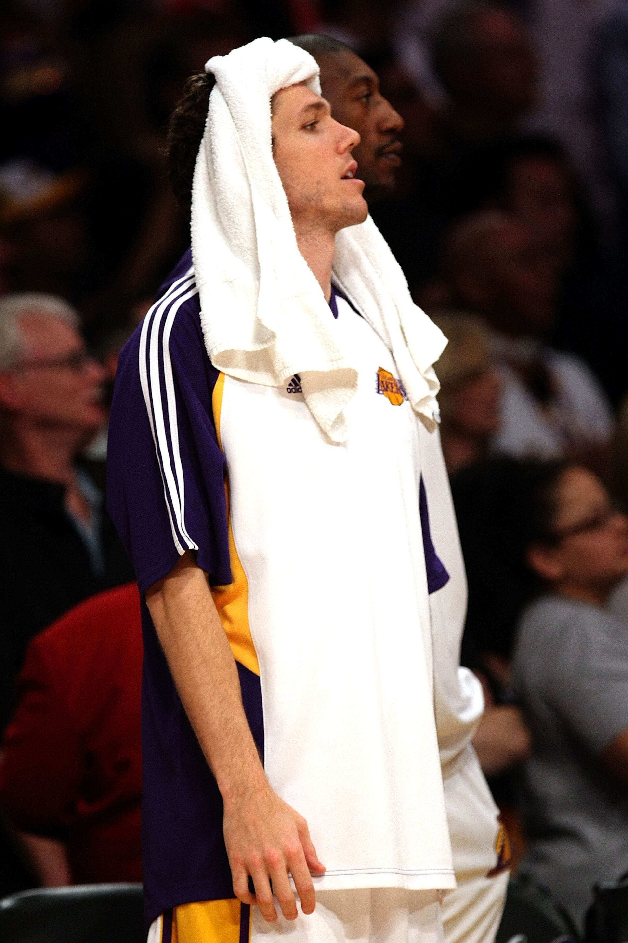 LOS ANGELES, CA - JUNE 07:  Luke Walton #4 of the Los Angeles Lakers reacts from the bench against the Orlando Magic in Game Two of the 2009 NBA Finals at Staples Center on June 7, 2009 in Los Angeles, California. NOTE TO USER: User expressly acknowledges