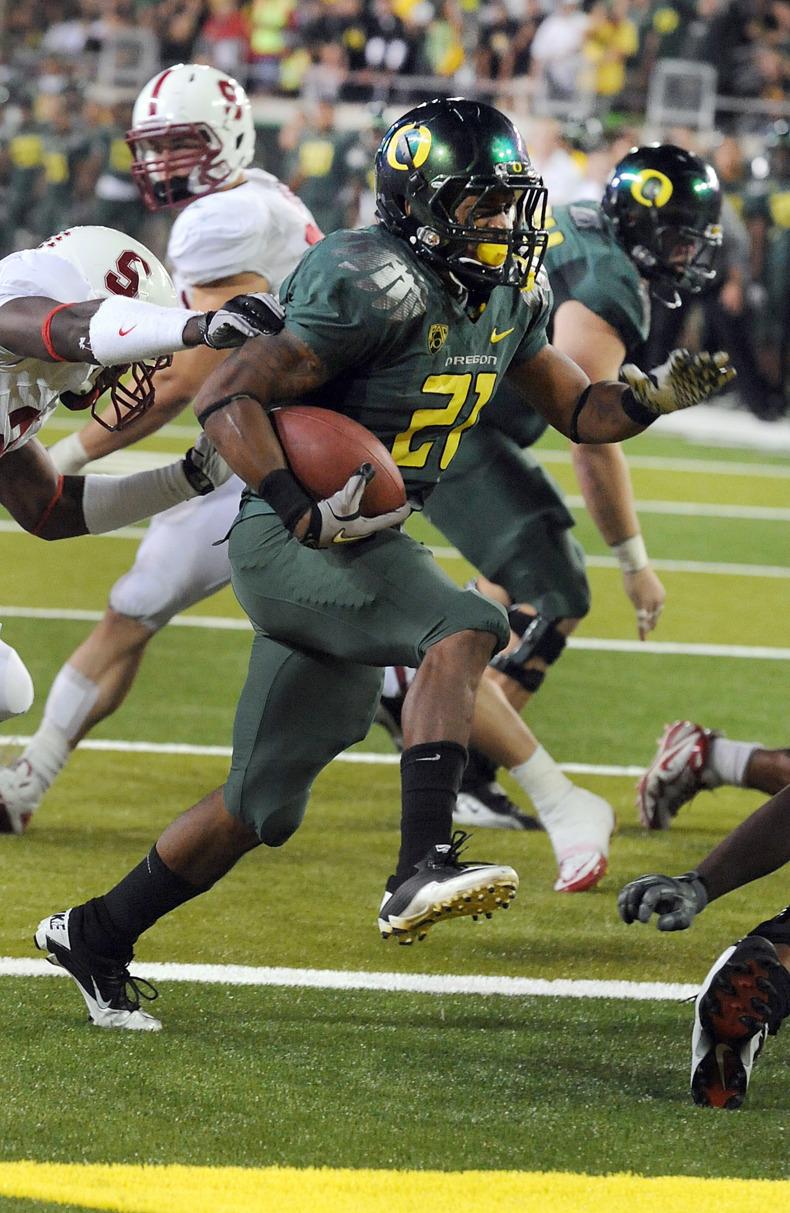 EUGENE, OR - OCTOBER 2: Running back LaMichael James #21 of the Oregon Ducks breaks in to the end zone for a touchdown in the third quarter of the game against the Stanford Cardinal at Autzen Stadium on October 2, 2010 in Eugene, Oregon. James ran for 257