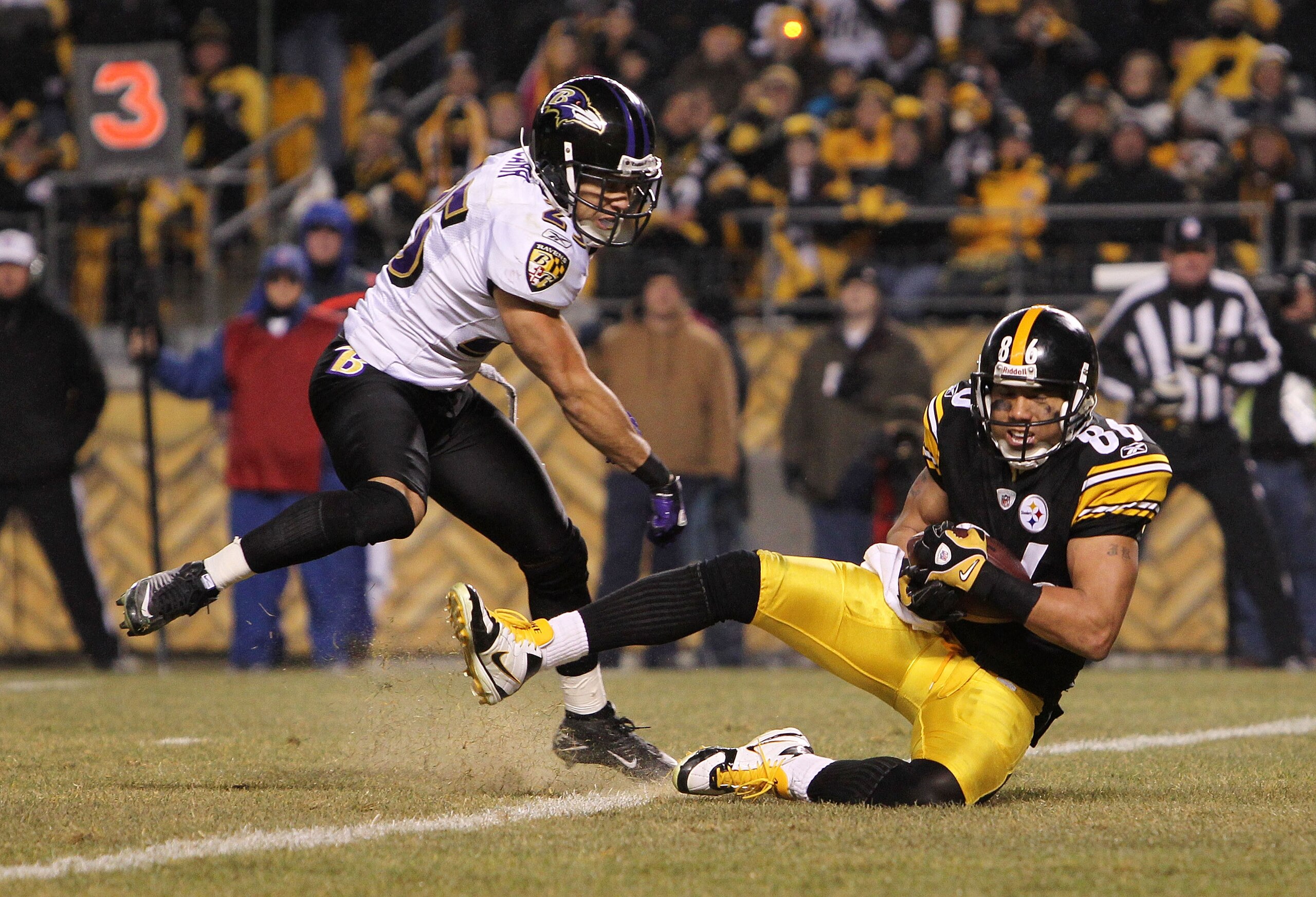 PITTSBURGH, PA - JANUARY 15:  Wide receiver Hines Ward #86 of the Pittsburgh Steelers catches the ball for a touchdown against the Baltimore Ravens in the third quarter of the AFC Divisional Playoff Game at Heinz Field on January 15, 2011 in Pittsburgh, P