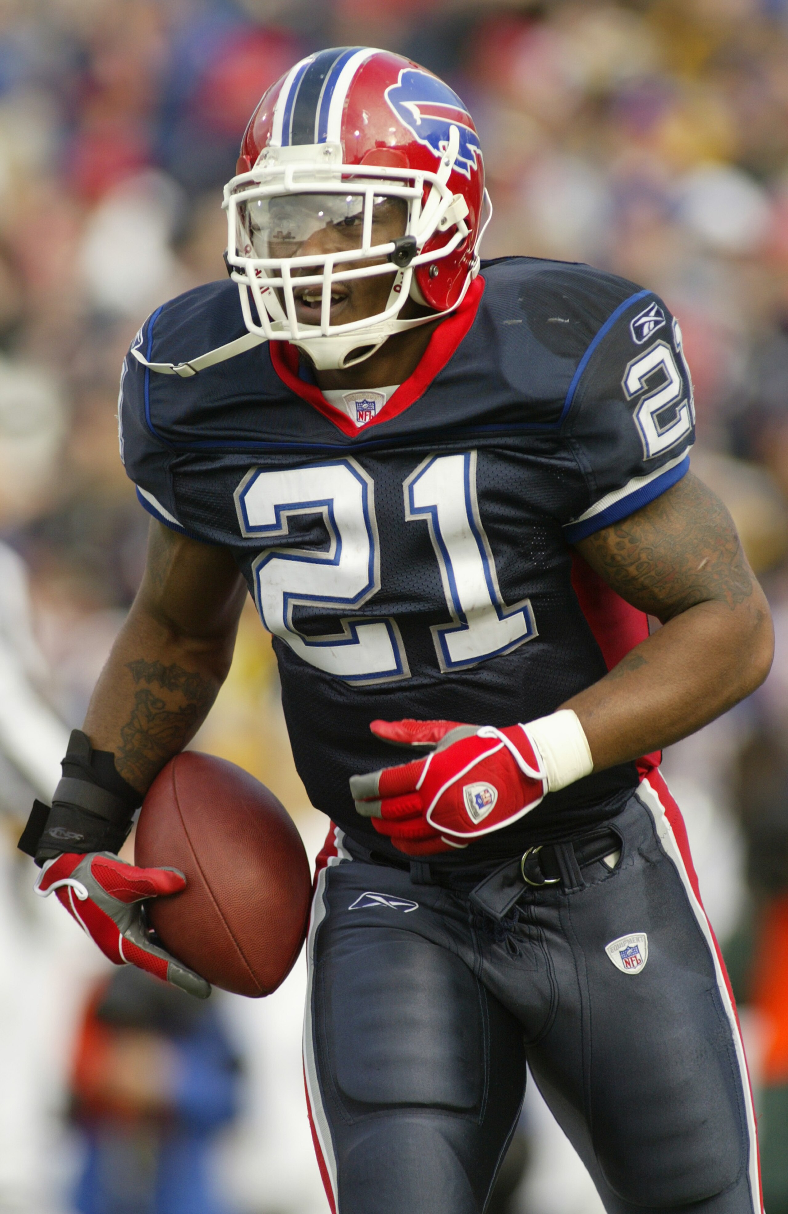 ORCHARD PARK, NY - JANUARY 2:  Running back Willis McGahee #21 of the Buffalo Bills runs against the Pittsburgh Steelers on January 2, 2004 at Ralph Wilson Stadium in Orchard Park, New York. The Steelers defeated the Bills 29-24. (Photo by Rick Stewart/Ge