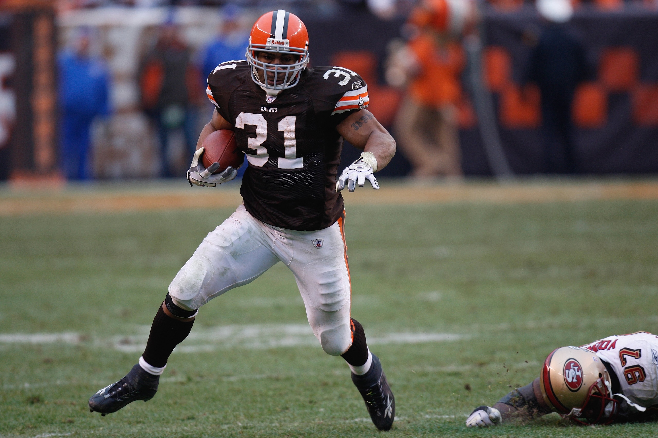 CLEVELAND - DECEMBER 30:  Lamal Lewis #31 of the Cleveland Browns runs the ball against the San Francisco 49ers on December 30, 2007 at Cleveland Browns Stadium in Cleveland, Ohio. (Photo By Gregory Shamus/Getty Images)