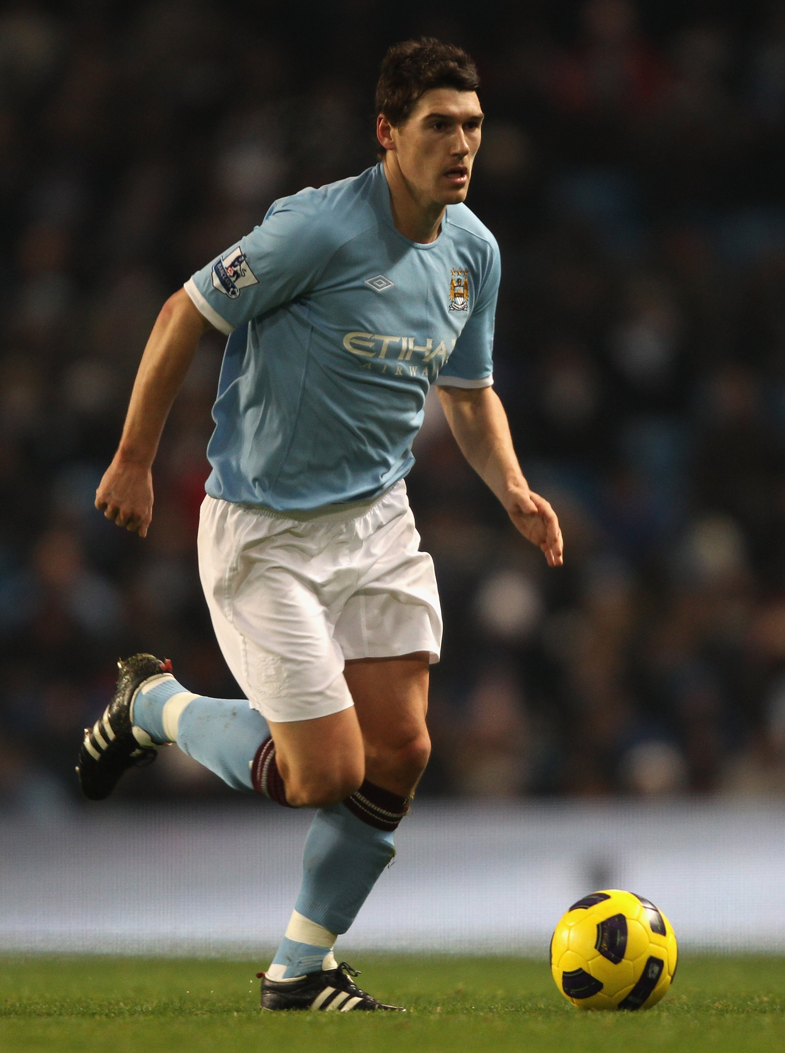 MANCHESTER, ENGLAND - DECEMBER 20: Gareth Barry of Manchester City in action during the Barclays Premier League match between Manchester City and Everton at City of Manchester Stadium on December 20, 2010 in Manchester, England.  (Photo by Clive Brunskill