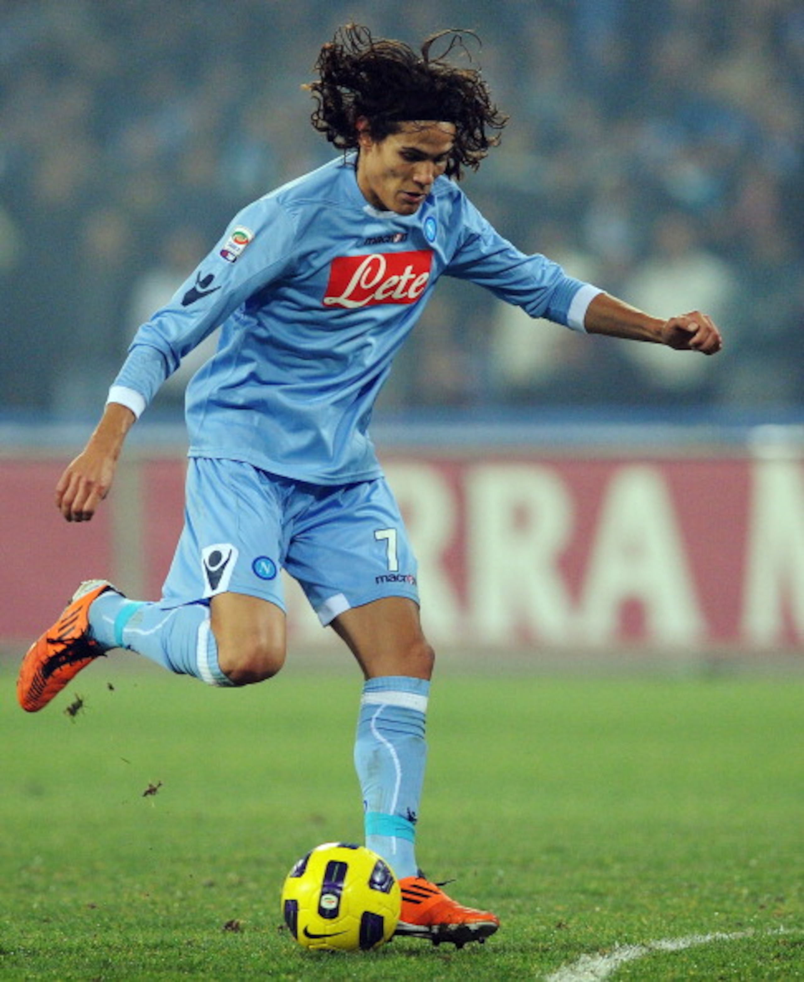 NAPLES, ITALY - JANUARY 15:  Edinson Cavani of Napoi in action during the Serie A match between Napoli and Fiorentina at Stadio San Paolo on January 15, 2011 in Naples, Italy.  (Photo by Giuseppe Bellini/Getty Images)