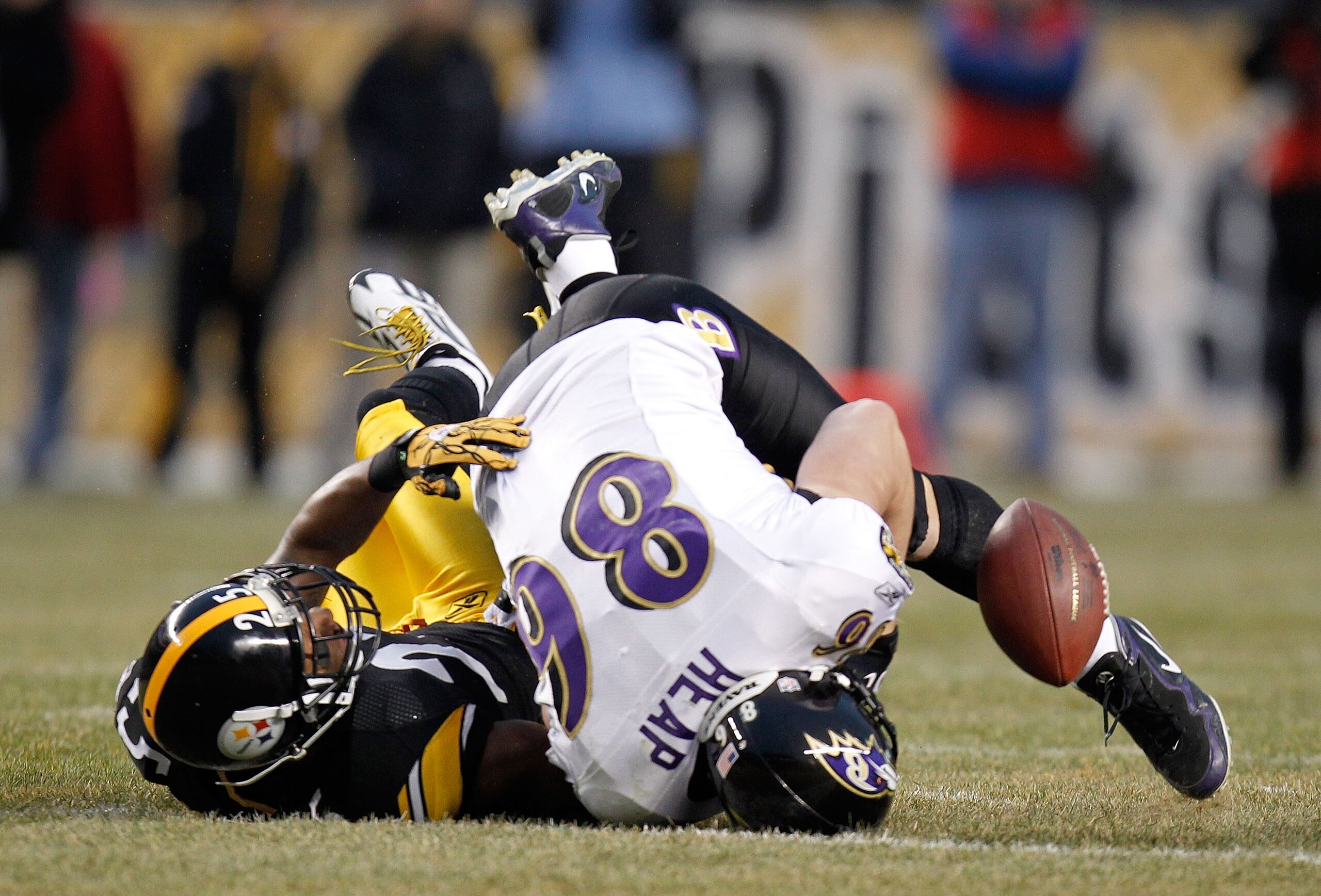 PITTSBURGH, PA - JANUARY 15:  Safety Ryan Clark #25 of the Pittsburgh Steelers breaks up a pass intended for tight end Todd Heap #86 of the Baltimore Ravens during the first quarter of the AFC Divisional Playoff Game at Heinz Field on January 15, 2011 in