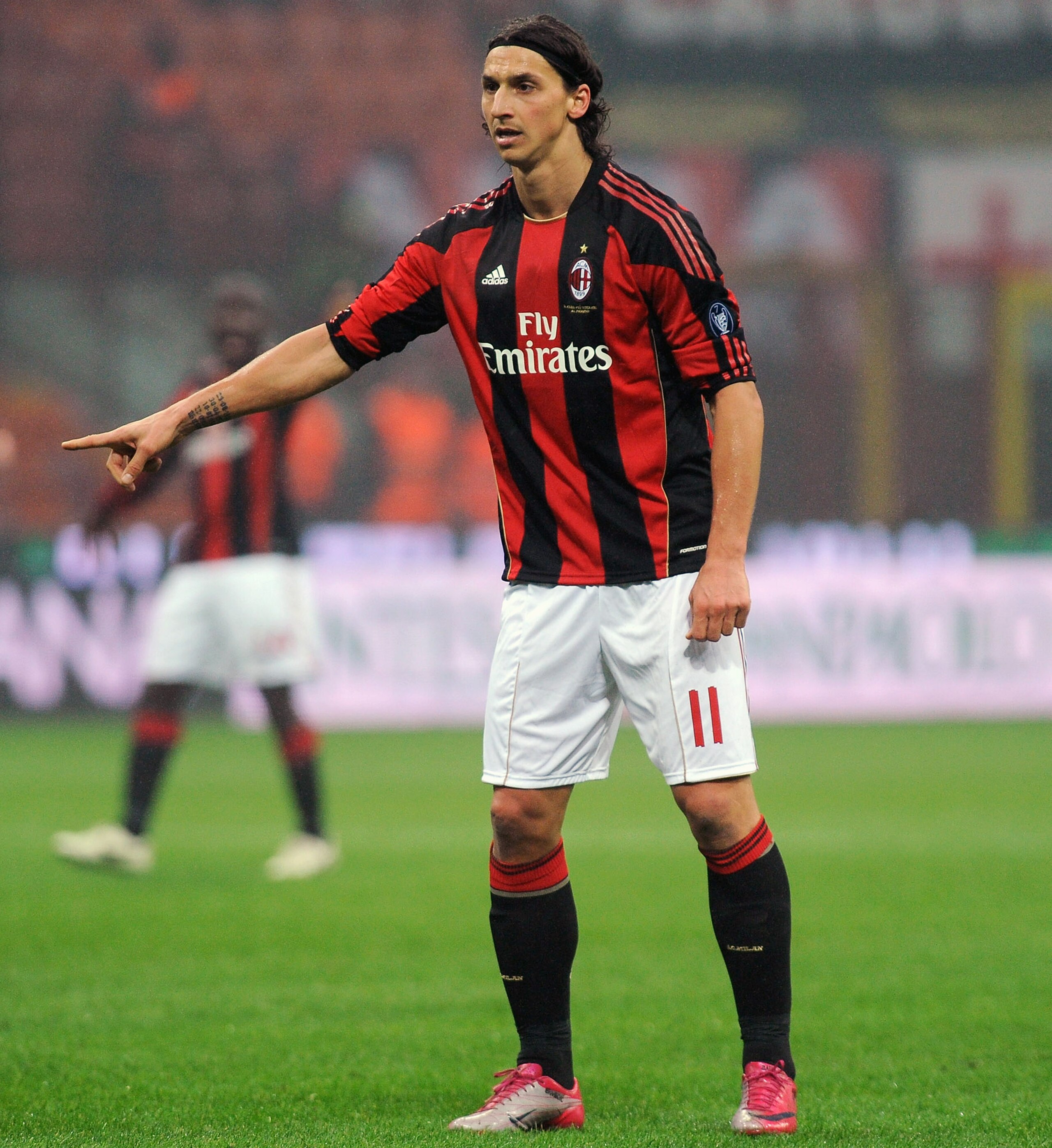 MILAN, ITALY - JANUARY 09:  Zlatan Ibrahimovic of AC Milan issues instructions during the Serie A match between AC Milan and Udinese Calcio at Stadio Giuseppe Meazza on January 9, 2011 in Milan, Italy.  (Photo by Valerio Pennicino/Getty Images)