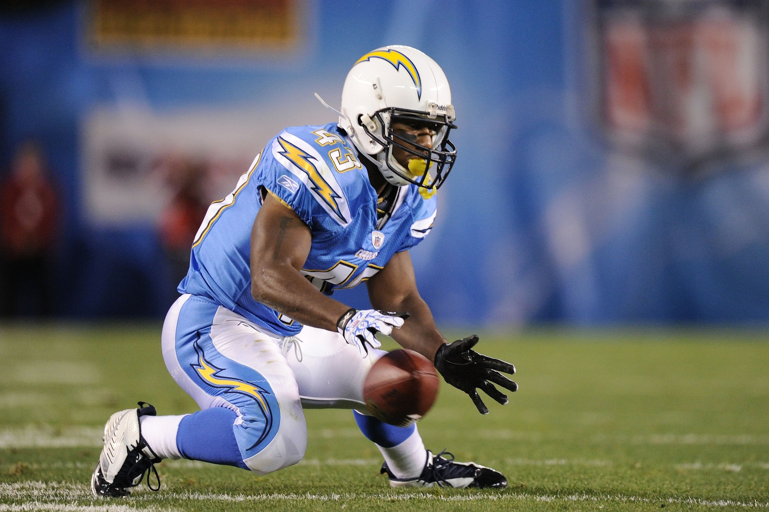 SAN DIEGO, CA - DECEMBER 16:  Running Back Darren Sproles #43 of the San Diego Chargers is unable to make a catch against the San Francisco 49ers in the first quarter at Qualcomm Stadium on December 16, 2010 in San Diego, California.  (Photo by Harry How/