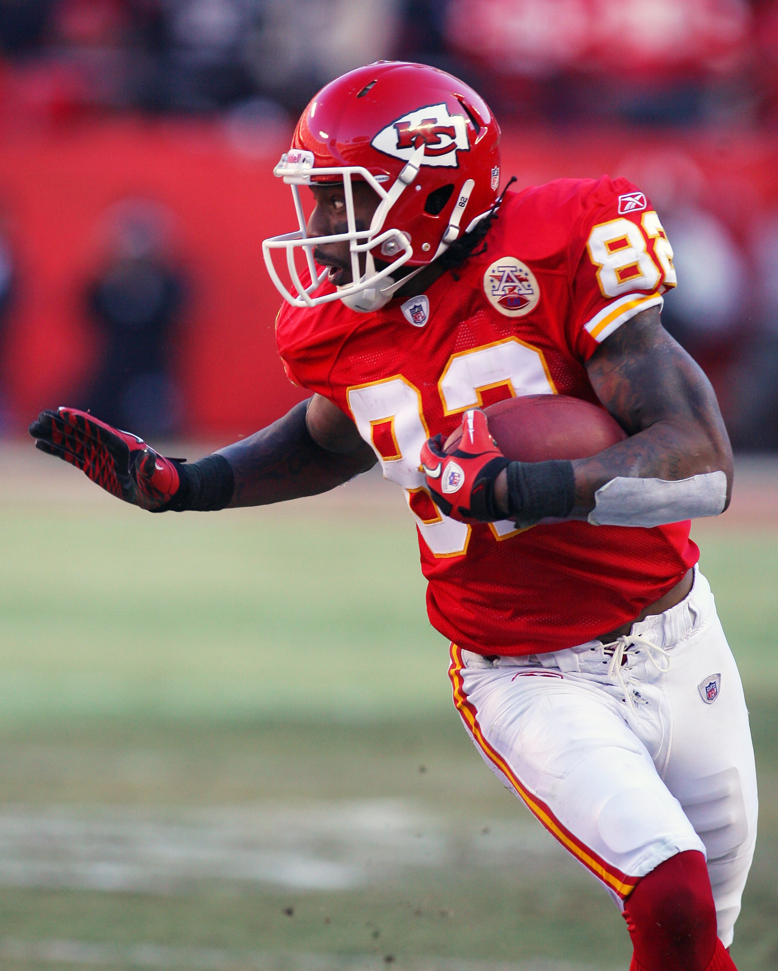 KANSAS CITY, MO - JANUARY 02:  Wide receiver Dwayne Bowe #82 of the Kansas City Chiefs runs down field in a game against the Oakland Raiders at Arrowhead Stadium on January 2, 2011 in Kansas City, Missouri.  The Raiders won 31-10 (Photo by Tim Umphrey/Get