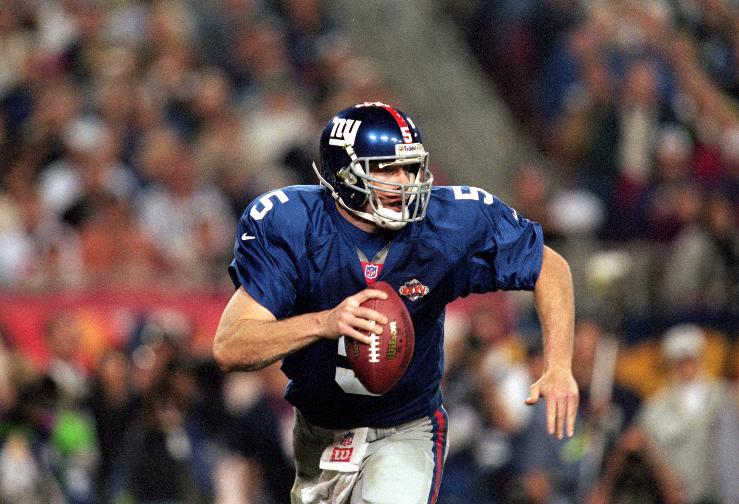 28 Jan 2001:  Quarterback Kerry Collins #5 of the New York Giants looks to pass the ball during the Super Bowl XXXV Game against the Baltimore Ravens at the Raymond James Stadium in Tampa, Florida. The Ravens defeated the Giants 34-7.Mandatory Credit: And