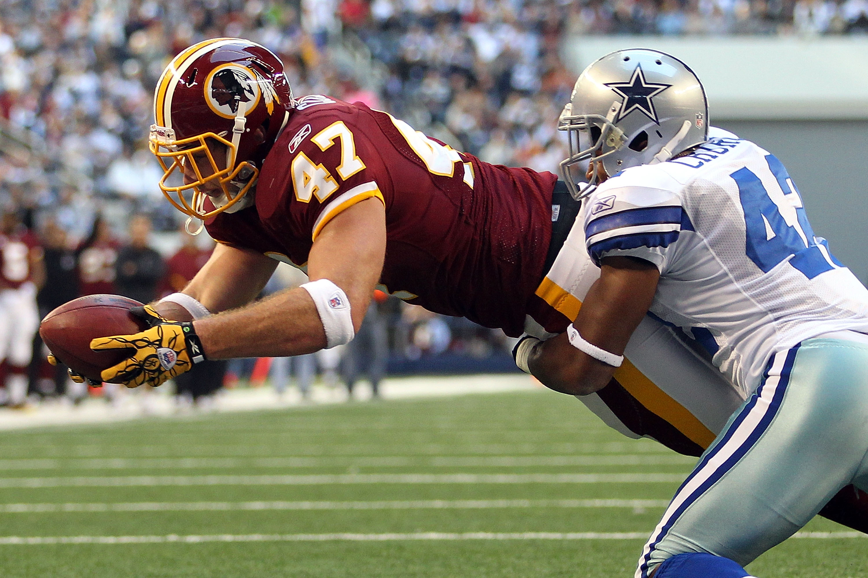 05 December 2010: Washington Redskins tight end Chris Cooley (47) carries  the ball during the second half of the game at the New Meadowlands Stadium  in East Rutherford, NJ. The Giants defeated