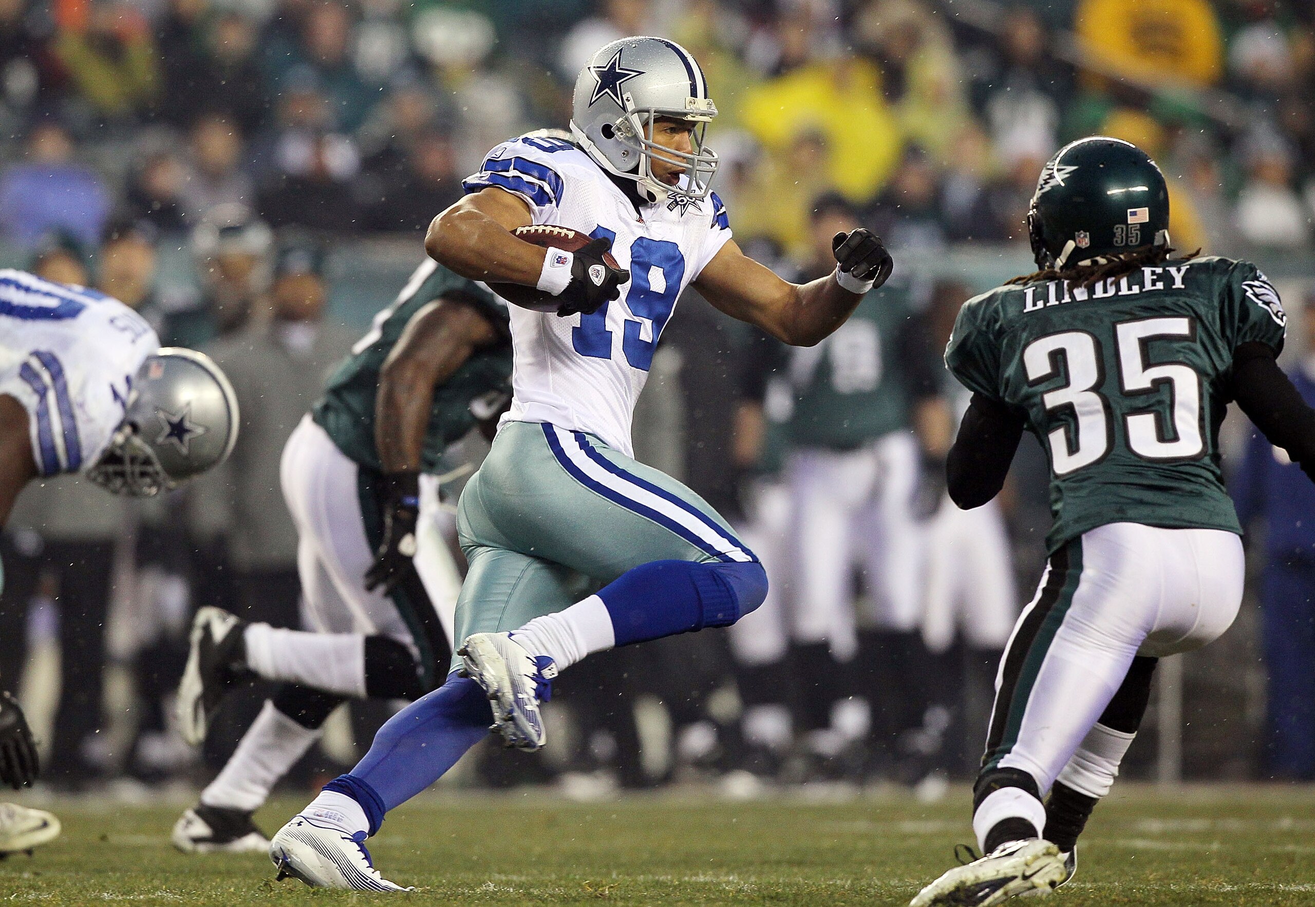 PHILADELPHIA, PA - JANUARY 02:  Miles Austin #19 of the Dallas Cowboys runs the ball against the Philadelphia Eagles on January 2, 2011 at Lincoln Financial Field in Philadelphia, Pennsylvania.  (Photo by Jim McIsaac/Getty Images)