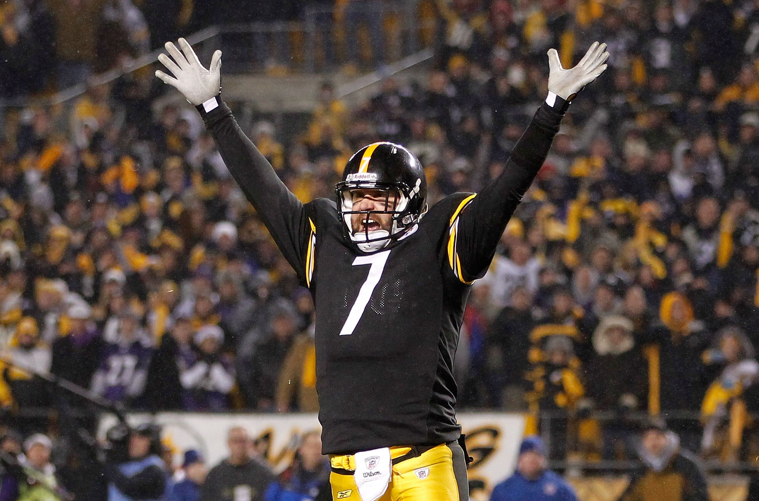 PITTSBURGH, PA - JANUARY 15: Quarterback Ben Roethlisberger #7 of the Pittsburgh Steelers celebrates the game winning touchdown against the Baltimore Ravens in the fourth quarter of the AFC Divisional Playoff Game at Heinz Field on January 15, 2011 in Pi PITTSBURGH, PA - JANUARY 15: Quarterback Ben Roethlisberger #7 of the Pittsburgh Steelers celebrates the game winning touchdown against the Baltimore Ravens in the fourth quarter of the AFC Divisional Playoff Game at Heinz Field on January 15, 2011 in Pi
