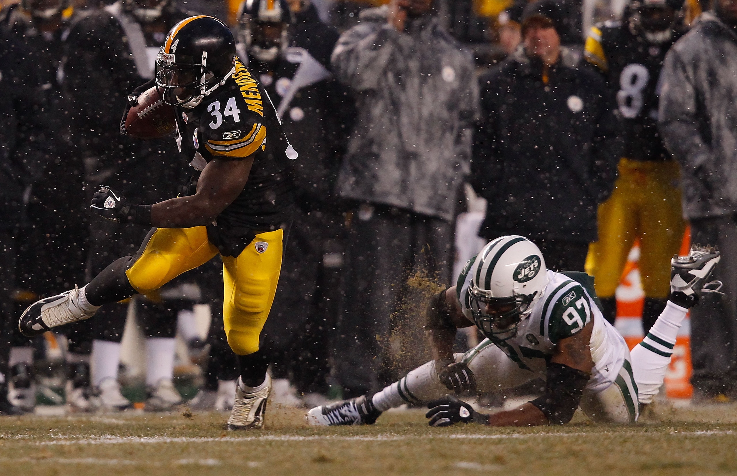 PITTSBURGH - DECEMBER 19: Rashard Mendenhall #34 of the Pittsburgh Steelers runs by Calvin Pace #97 of the New York Jets during the game on December 19, 2010 at Heinz Field in Pittsburgh, Pennsylvania.  (Photo by Jared Wickerham/Getty Images)