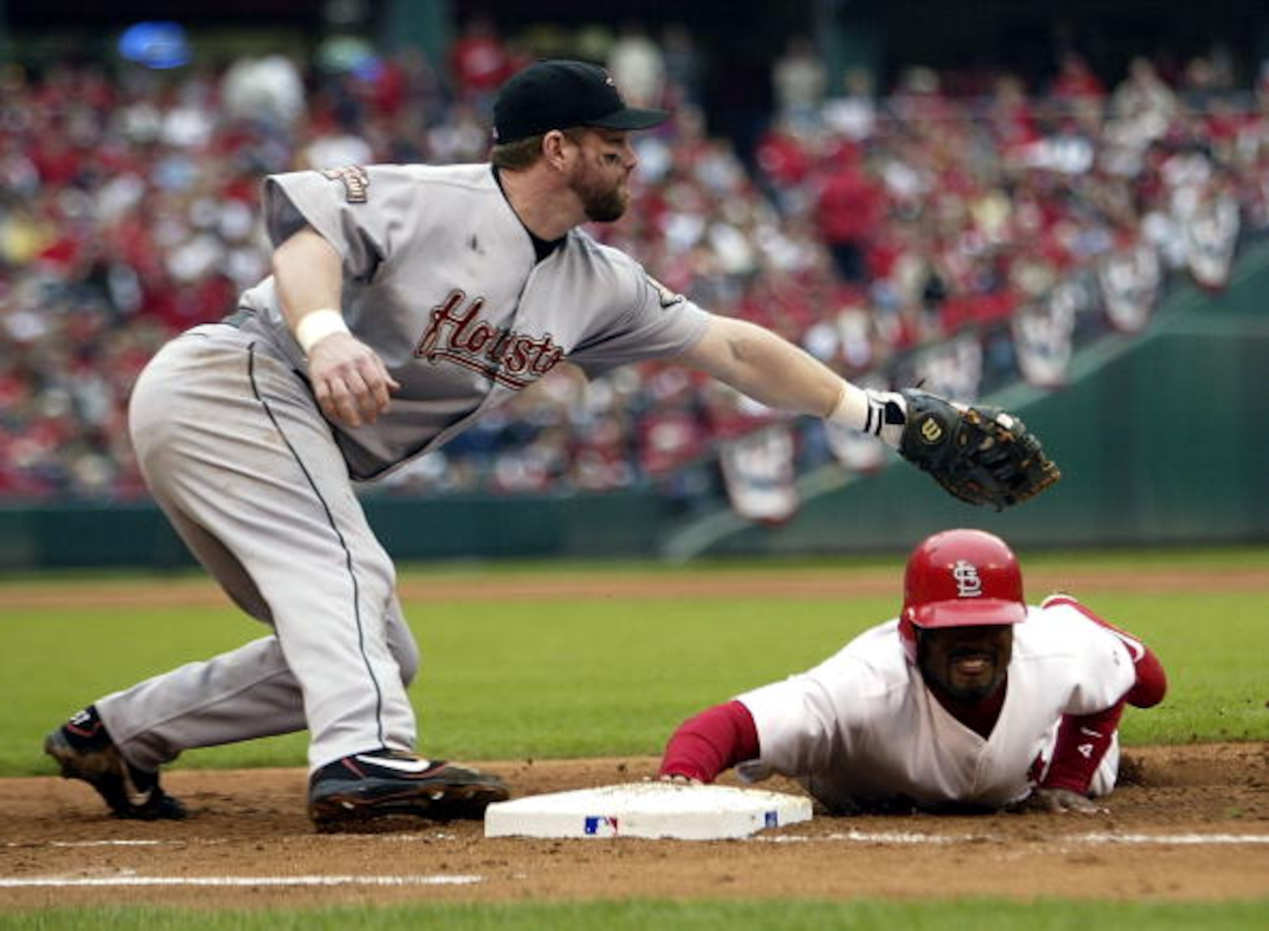 ST LOUIS - OCTOBER 20:  Tony Womack #4 of the St. Louis Cardinals dives back to first under the tag from Jeff Bagwell #5 after a pick attempt in game six of the National League Championship Series on October 20, 2004 at Busch Stadium in St. Louis, Missour
