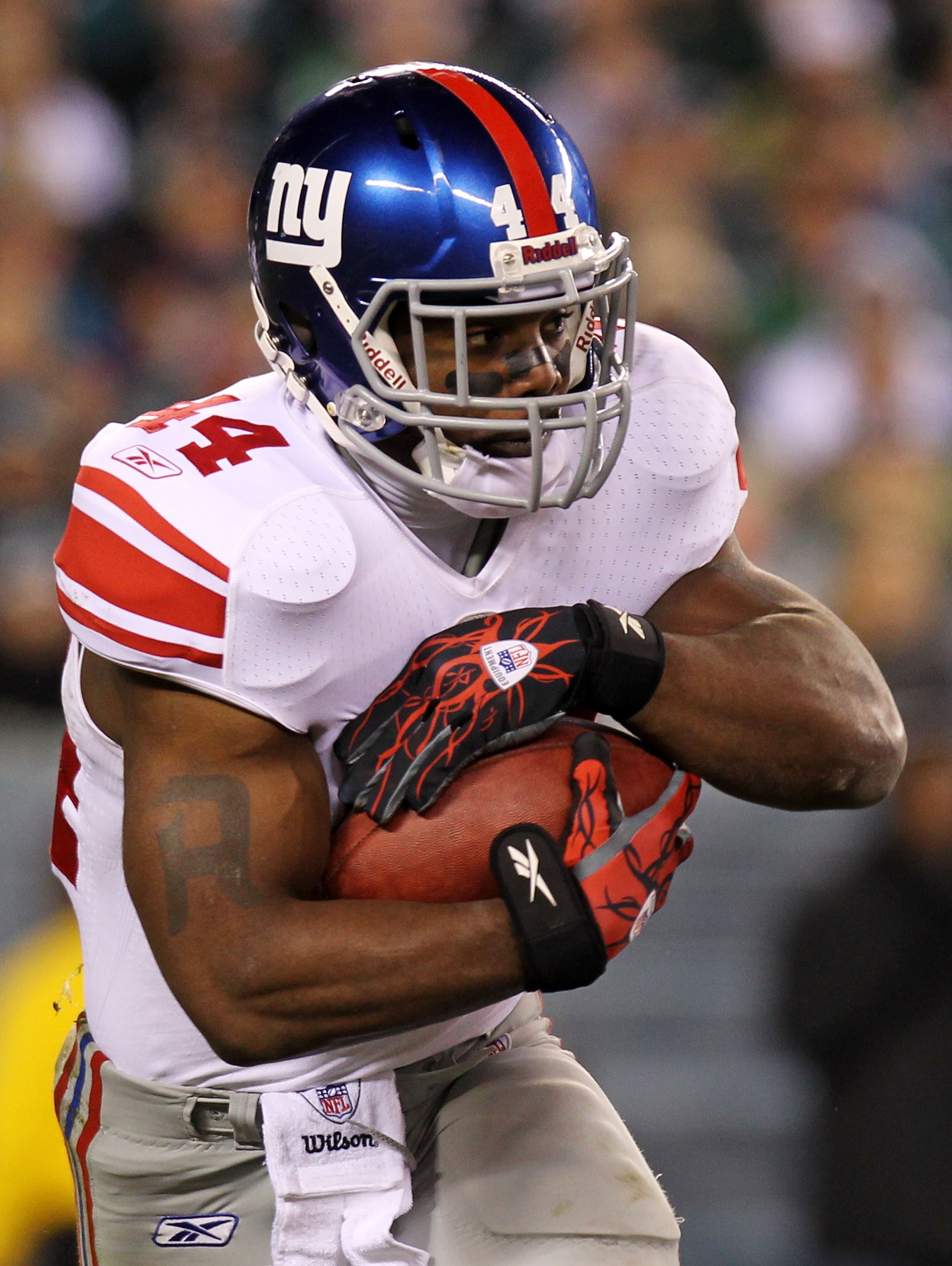 PHILADELPHIA, PA - NOVEMBER 21:  Ahmad Bradshaw #44 of the New York Giants runs down field against the Philadelphia Eagles at Lincoln Financial Field on November 21, 2010 in Philadelphia, Pennsylvania.  (Photo by Nick Laham/Getty Images)
