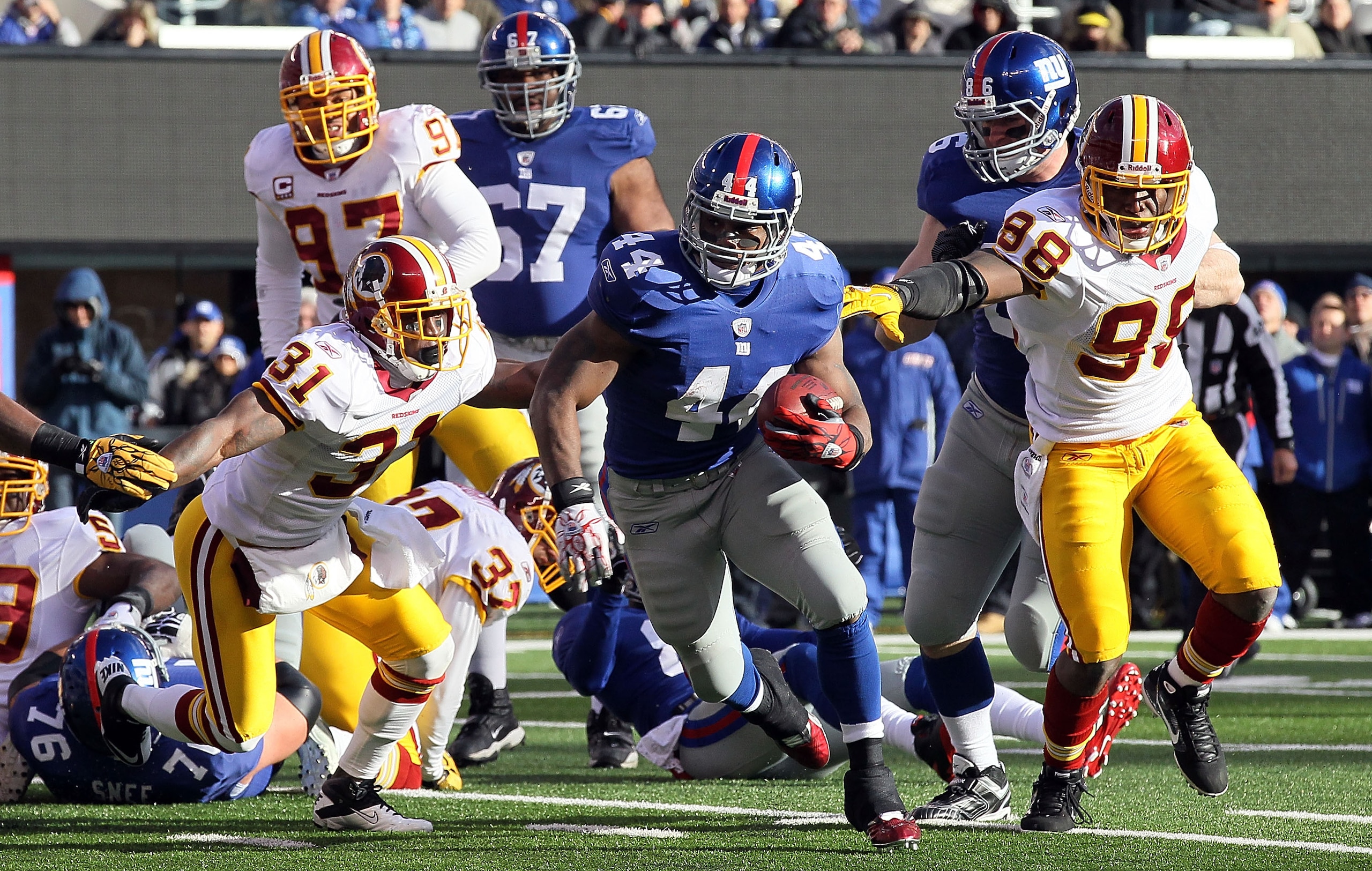 EAST RUTHERFORD, NJ - DECEMBER 05:  Ahmad Bradshaw #44 of the New York Giants runs the ball against the Washington Redskins on December 5, 2010 at the New Meadowlands Stadium in East Rutherford, New Jersey.  (Photo by Jim McIsaac/Getty Images)