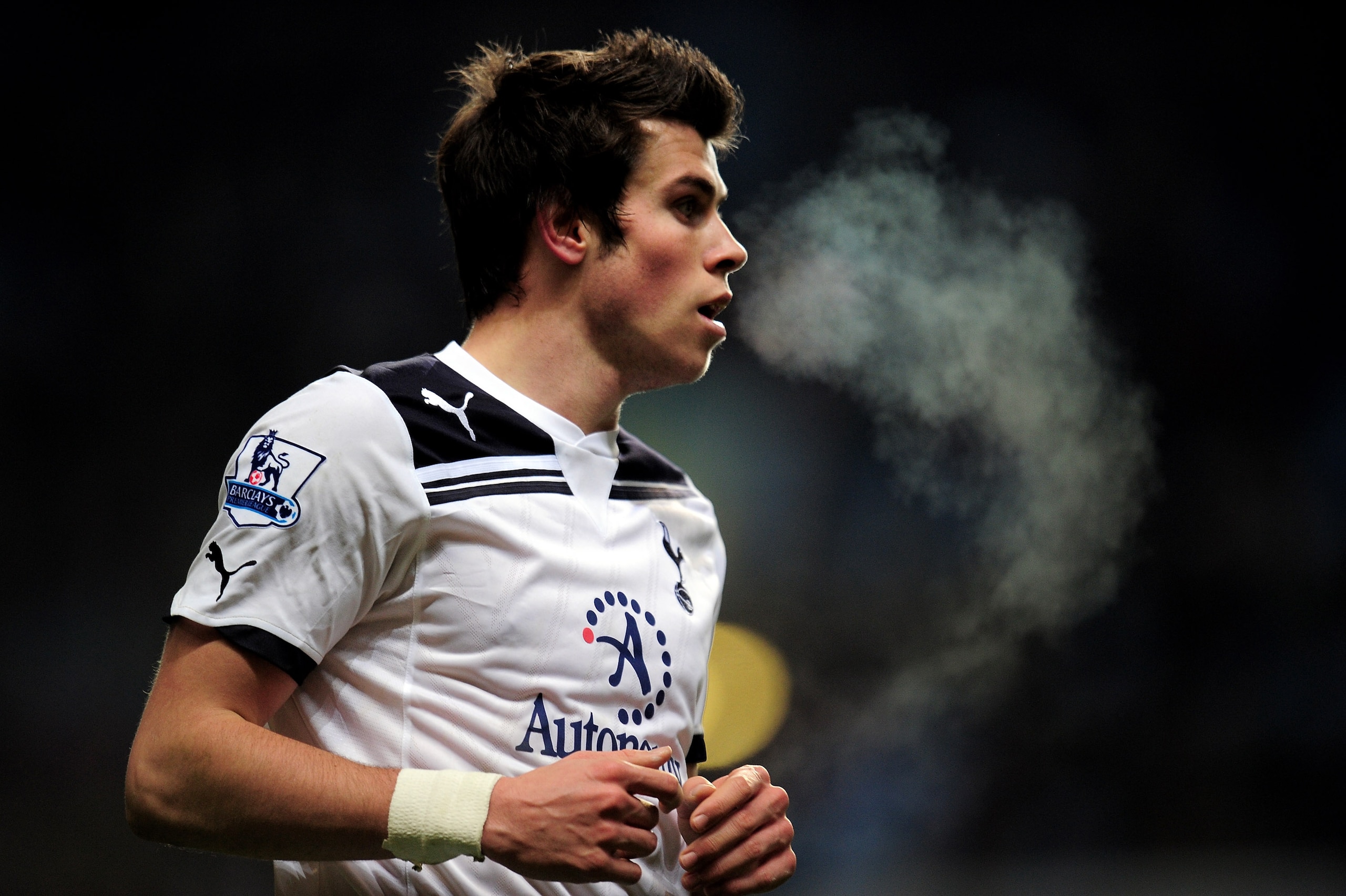 BIRMINGHAM, ENGLAND - DECEMBER 26:  Gareth Bale of Tottenham in action during the Barclays Premier League match between Aston Villa and Tottenham Hotspur at Villa Park on December 26, 2010 in Birmingham, England.  (Photo by Shaun Botterill/Getty Images)