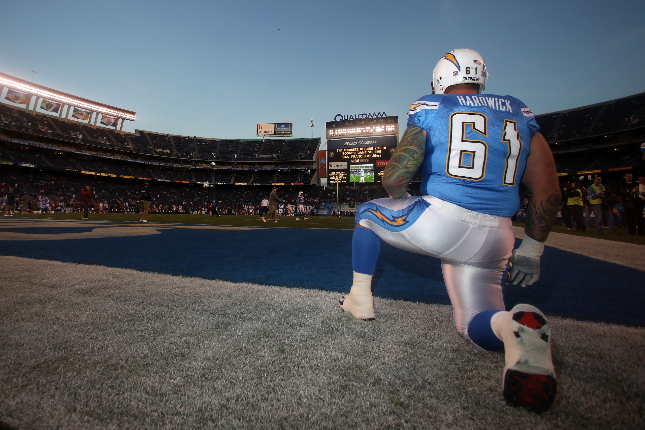 SAN DIEGO, CA - DECEMBER 16:  Center Nick Hardwick #61 of the San Diego Chargers kneels on the field prior to playing the San Francisco 49ers at Qualcomm Stadium on December 16, 2010 in San Diego, California.  (Photo by Donald Miralle/Getty Images)