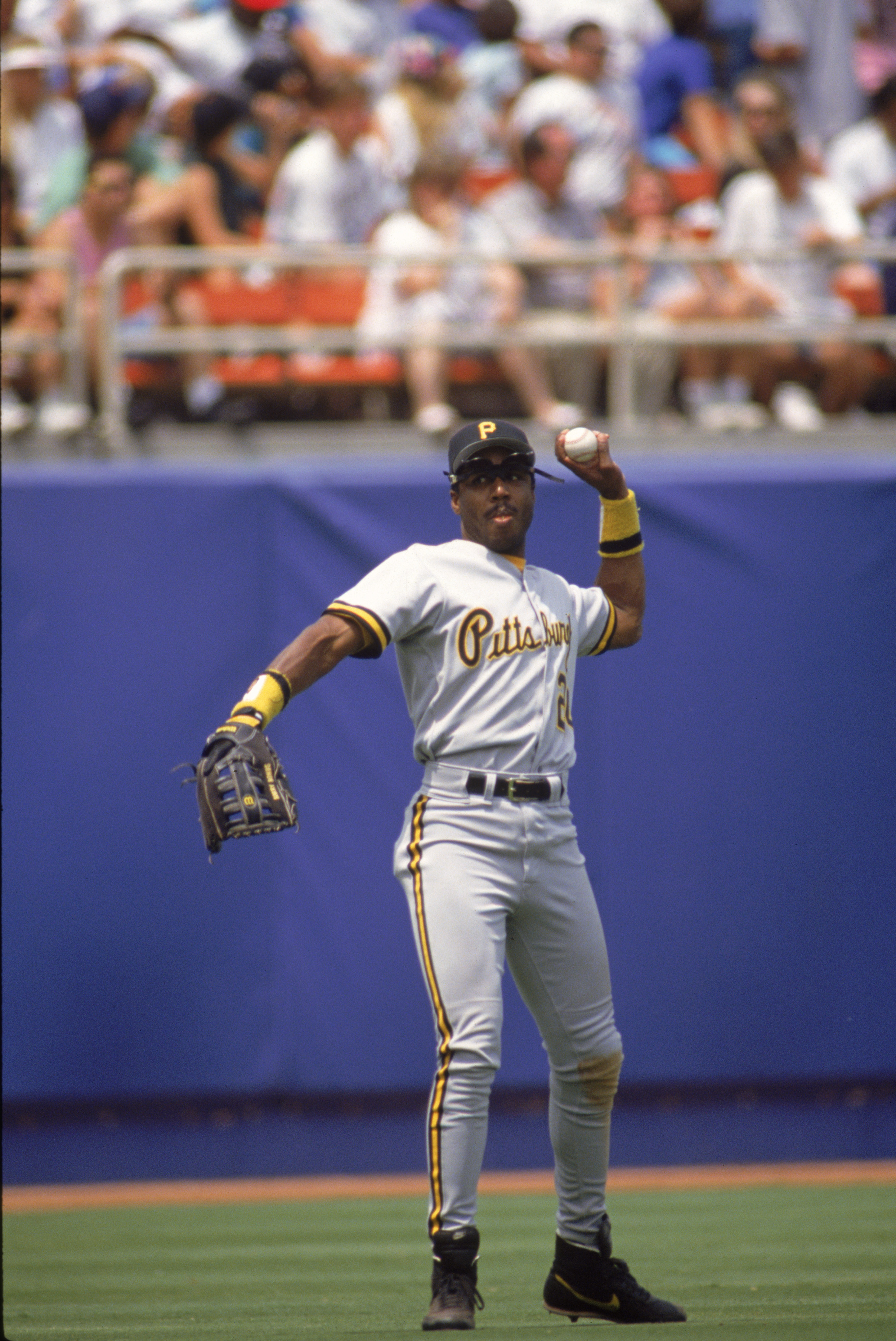 LOS ANGELES - MAY 24:  Left fielder Barry Bonds #24 of the Pittsburgh Pirates throws the ball in from left field during the game against the Los Angeles Dodgers at Dodger Stadium on May 24, 1992 in Los Angeles, California. (Photo by Ken Levine./Getty Imag
