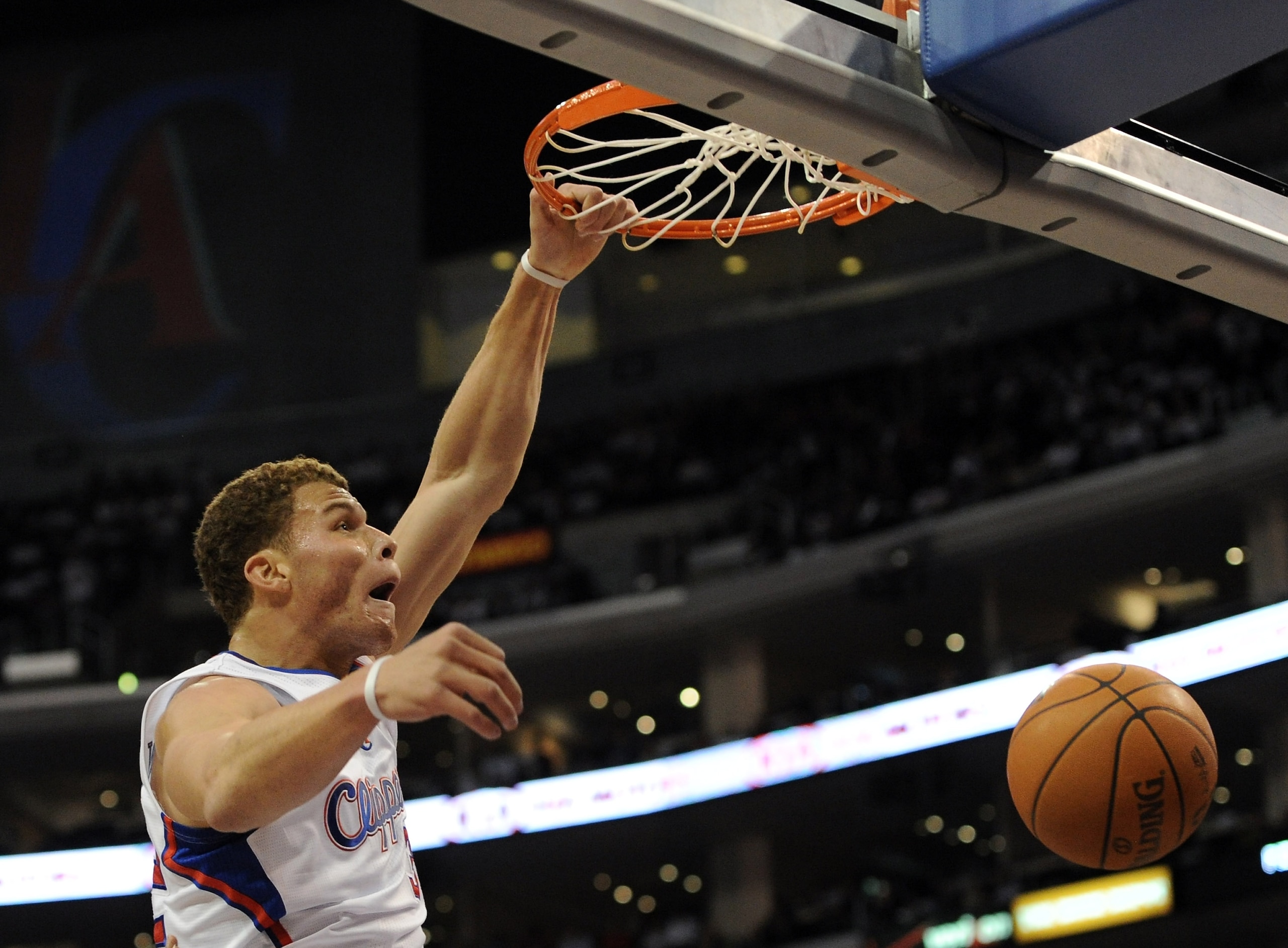 LOS ANGELES, CA - OCTOBER 27:  Blake Griffin #32 of the Los Angeles Clippers dunks during the first half against the Portland Trail Blazers at Staples Center on October 27, 2010 in Los Angeles, California. NOTE TO USER: User expressly acknowledges and agr