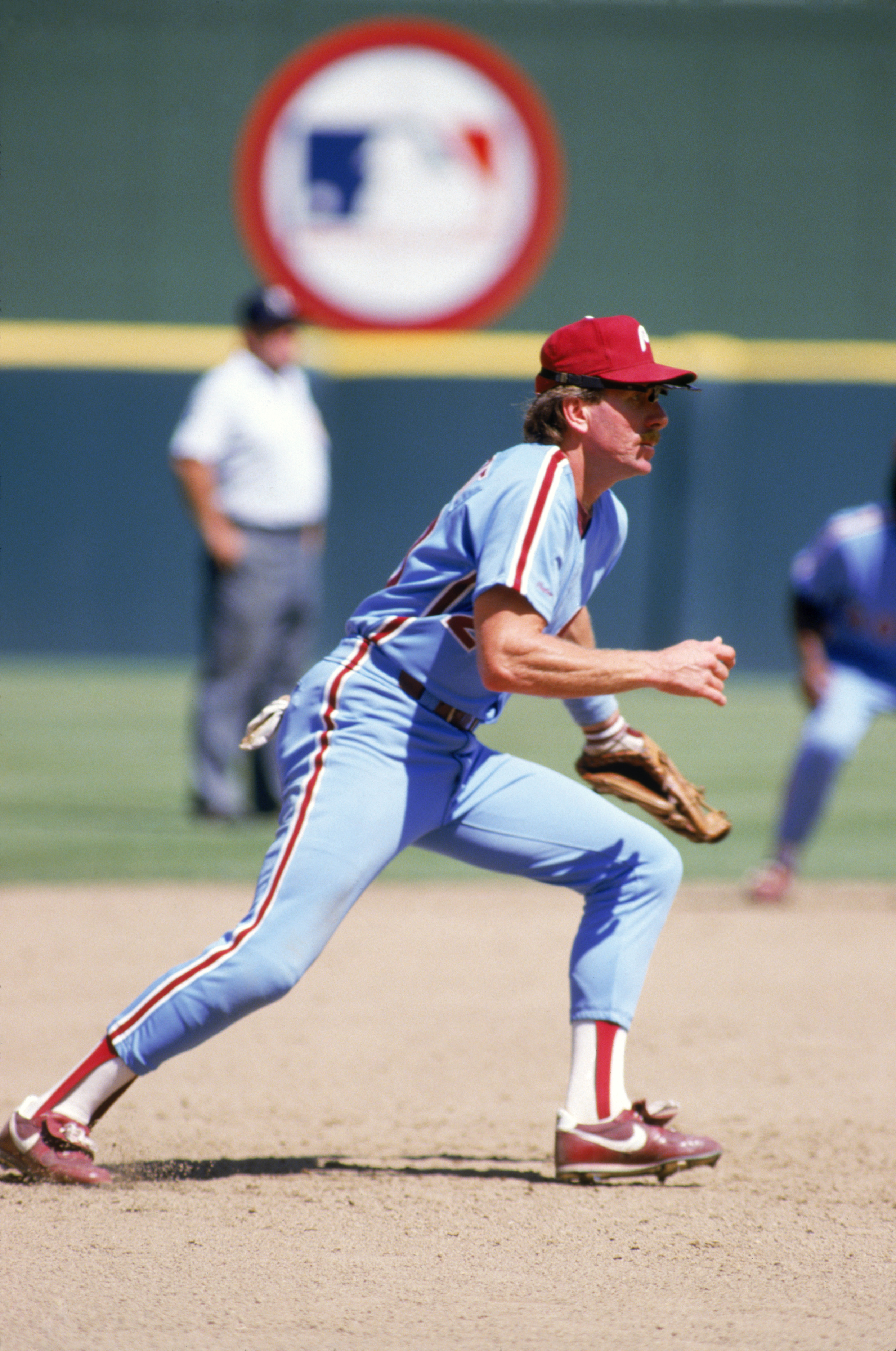 SAN DIEGO - 1987:  Mike Schmidt #20 of the Philadelphia Phillies runs in the infield during a 1987 season game against the Padres at Jack Murphy Stadium in San Diego, California. (Photo by Stephen Dunn/Getty Images)