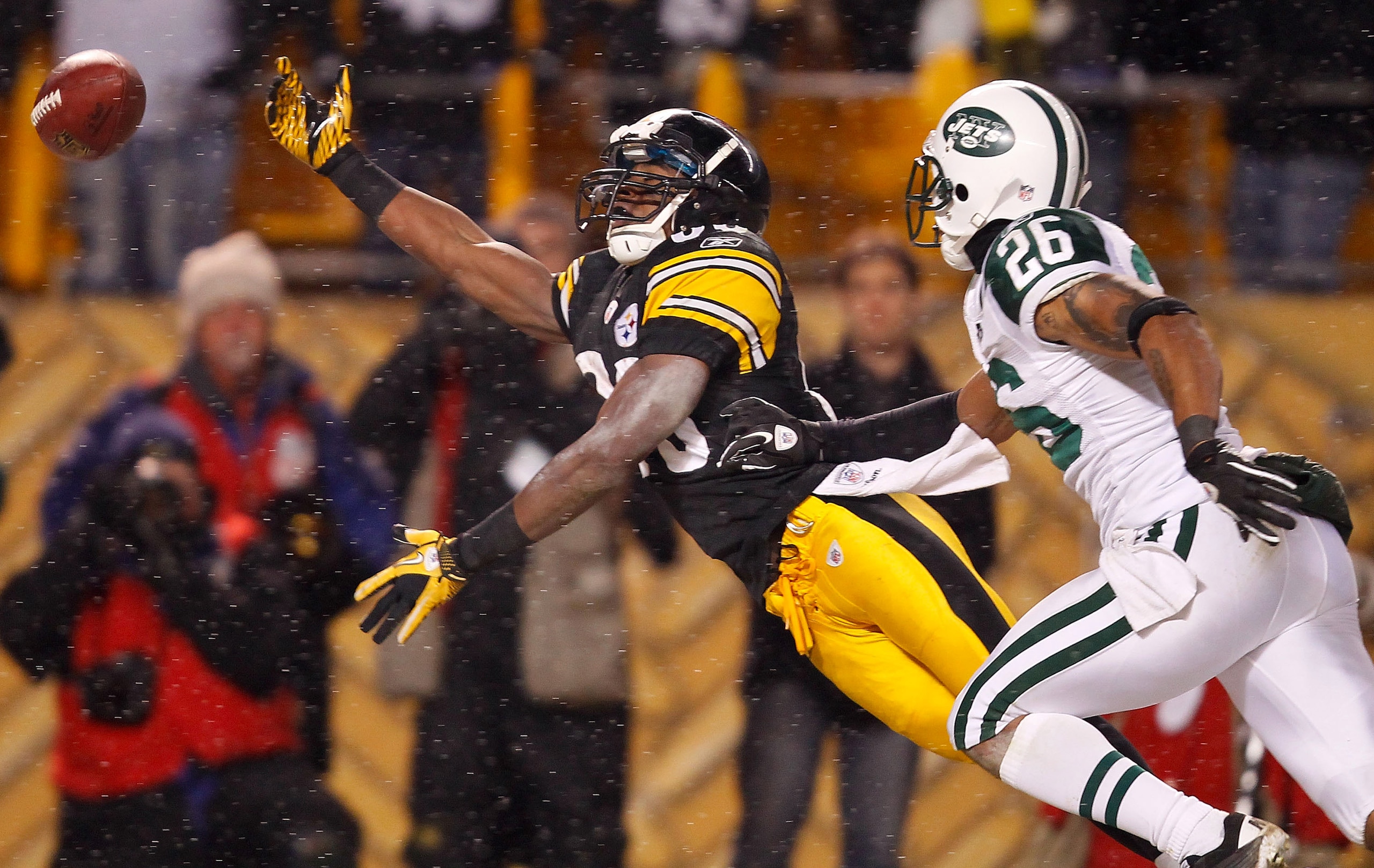 PITTSBURGH - DECEMBER 19:  Emmanuel Sanders #88 of the Pittsburgh Steelers misses a catch in the endzone in front of Dwight Lowery #26 of the New York Jets in the fourth quarter during the game on December 19, 2010 at Heinz Field in Pittsburgh, Pennsylvan