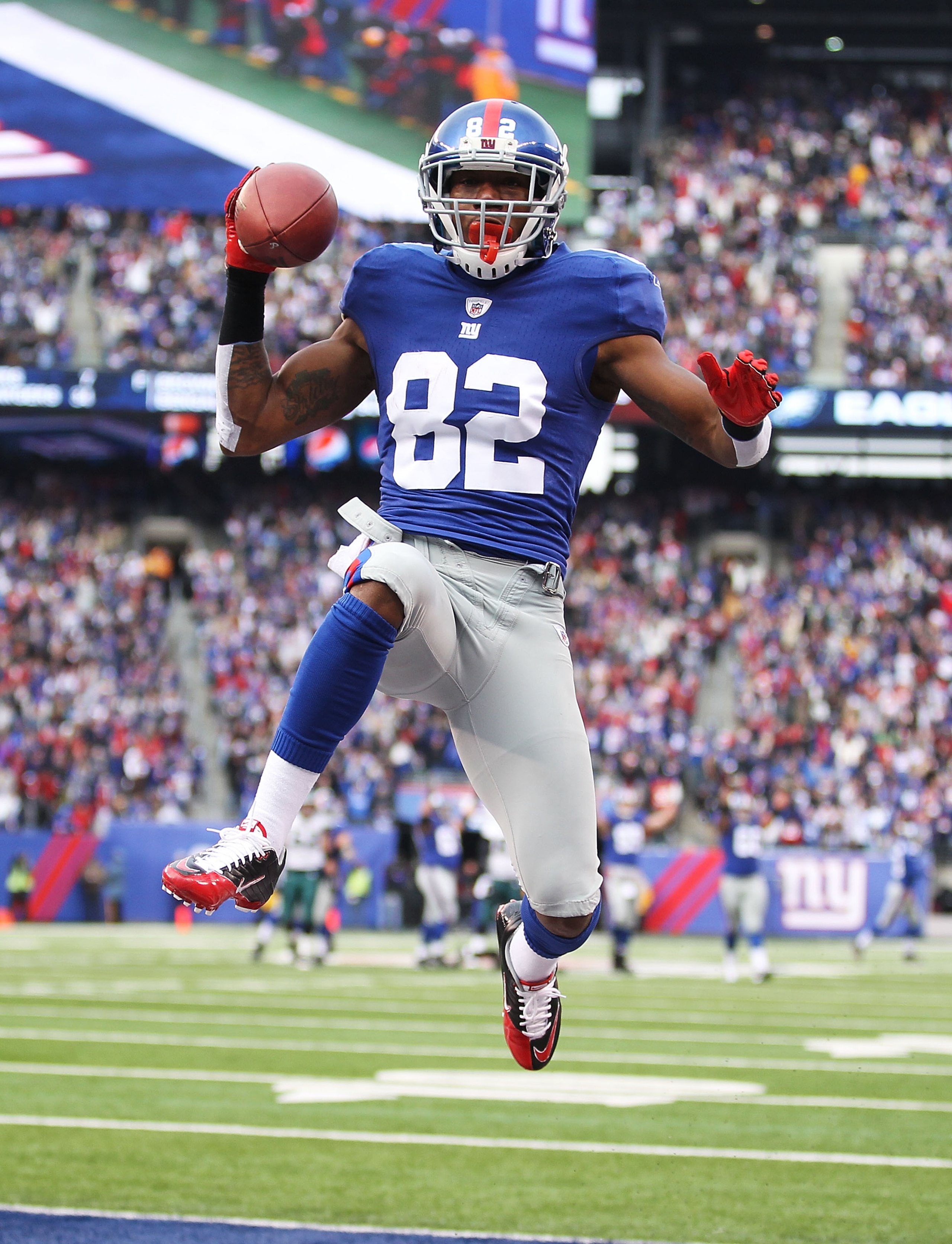 EAST RUTHERFORD, NJ - DECEMBER 19:  Mario Manningham #82 of the New York Giants scores a touchdown in the first quarter during their game against the Philadelphia Eagles on December 19, 2010 at The New Meadowlands Stadium in East Rutherford, New Jersey.