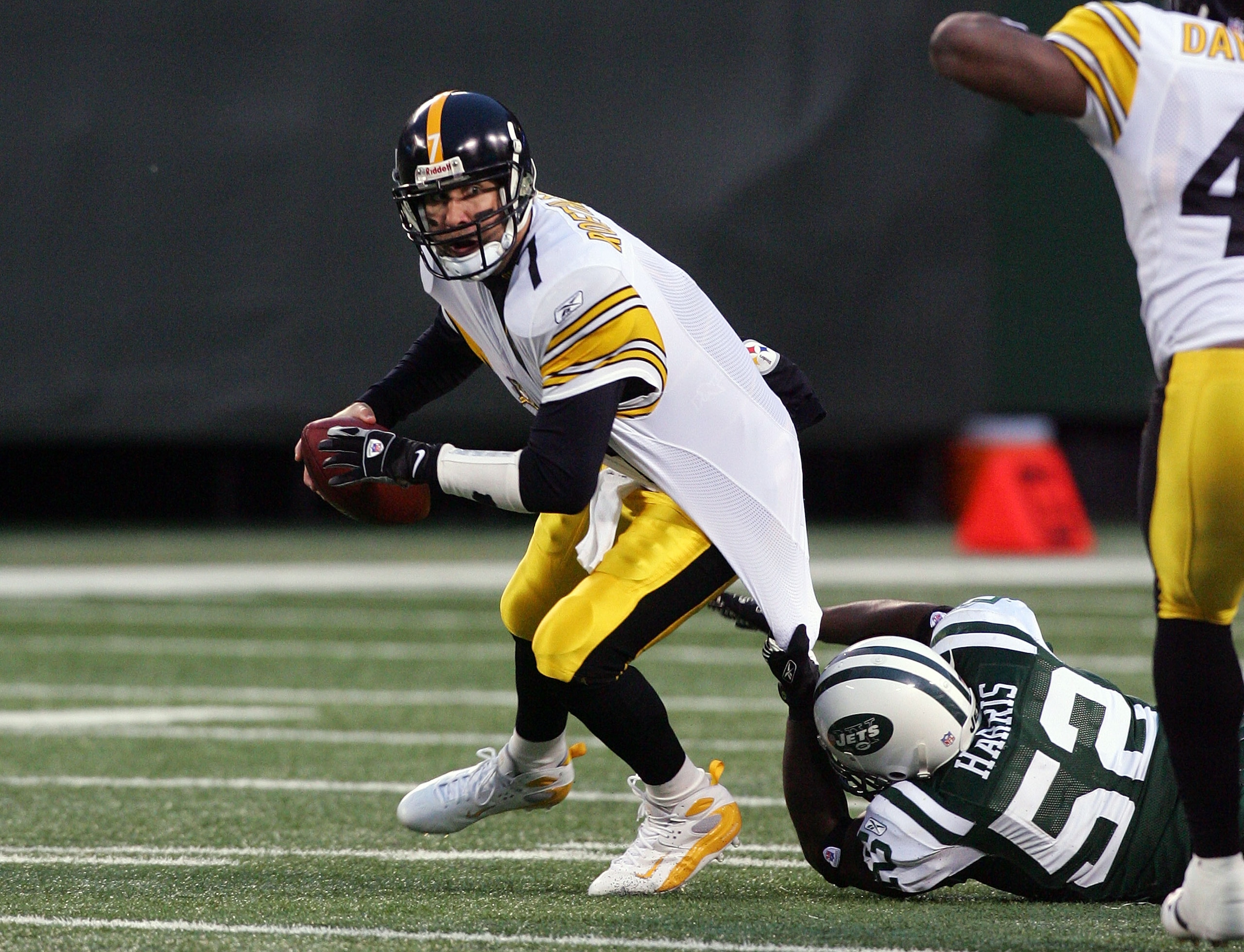 EAST RUTHERFORD, NJ - NOVEMBER 18: David Harris #52 of the New York Jets sacks Ben Roethlisberger #7 of the Pittsburgh Steelers at Giants Stadium November 18, 2007 in East Rutherford, New Jersey.  (Photo by Jim McIsaac/Getty Images)