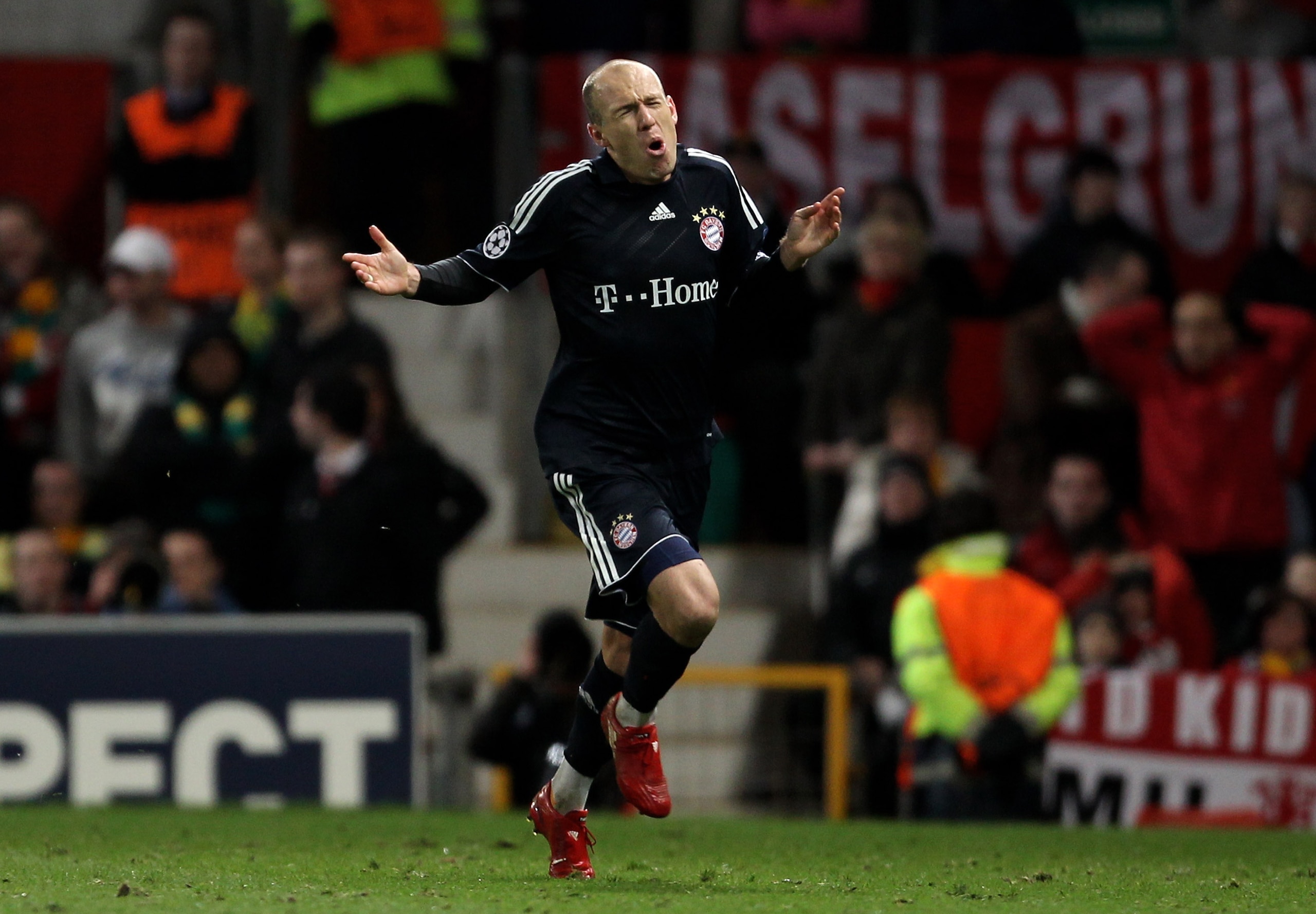 MANCHESTER, ENGLAND - APRIL 07:  Arjen Robben of Bayern Muenchen celebrates scoring his team's second goal during the UEFA Champions League Quarter Final second leg match between Manchester United and Bayern Muenchen at Old Trafford on April 7, 2010 in Ma