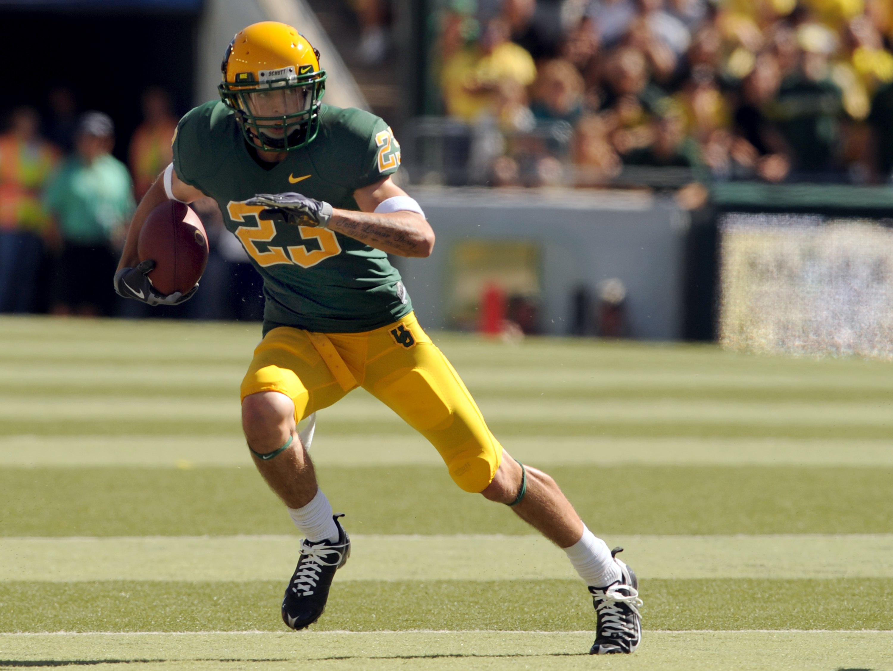 EUGENE, OR - SEPTEMBER 26: Wide receiver Jeff Maehl #23 of the Oregon Ducks heads up the field with a pass reception in the third quarter of the game against the California Bears at Autzen Stadium on September 26, 2009 in Eugene, Oregon. Oregon won the ga