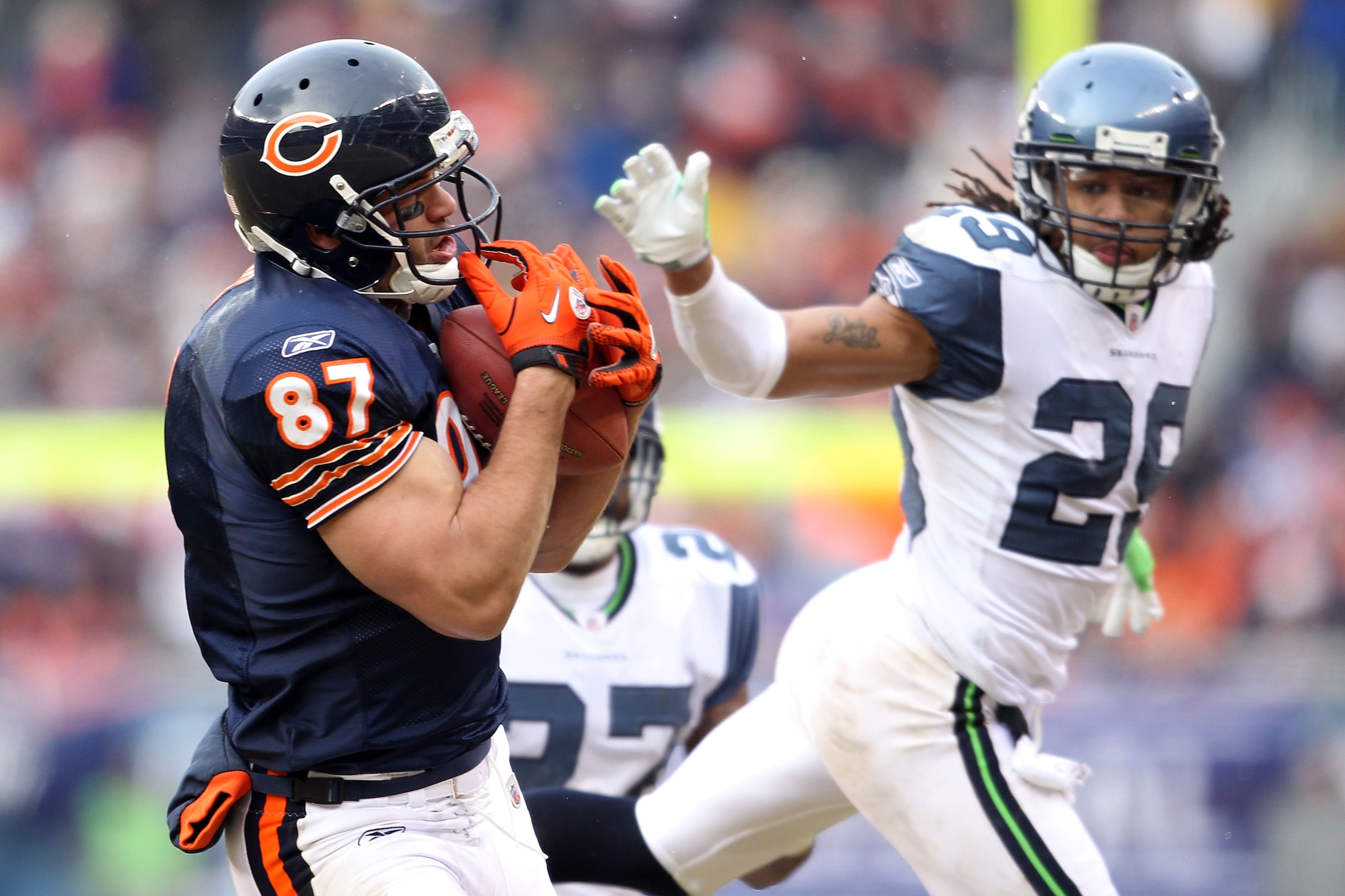 CHICAGO, IL - JANUARY 16:  Tight end Kellen Davis #87 of the Chicago Bears catches a 39-yard touchdown in the fourth quarter against the Seattle Seahawks in the 2011 NFC divisional playoff game at Soldier Field on January 16, 2011 in Chicago, Illinois.  (