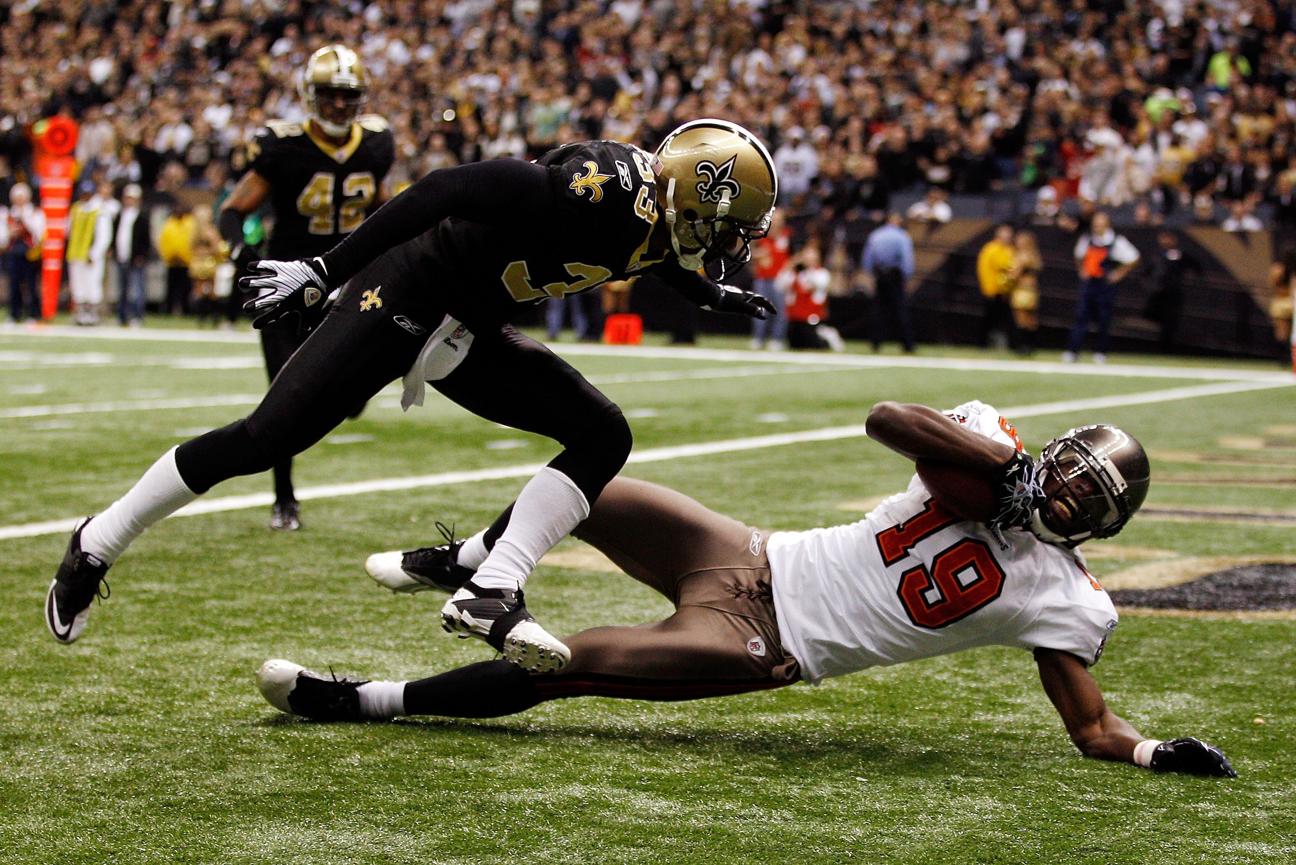 NEW ORLEANS, LA - JANUARY 02:  Mike Williams #19 of the Tampa Bay Buccaneers catches a touchdown pass over Jabari Greer #33 of the New Orleans Saints at the Louisiana Superdome on January 2, 2011 in New Orleans, Louisiana.  The Buccaneers defeated the Sai