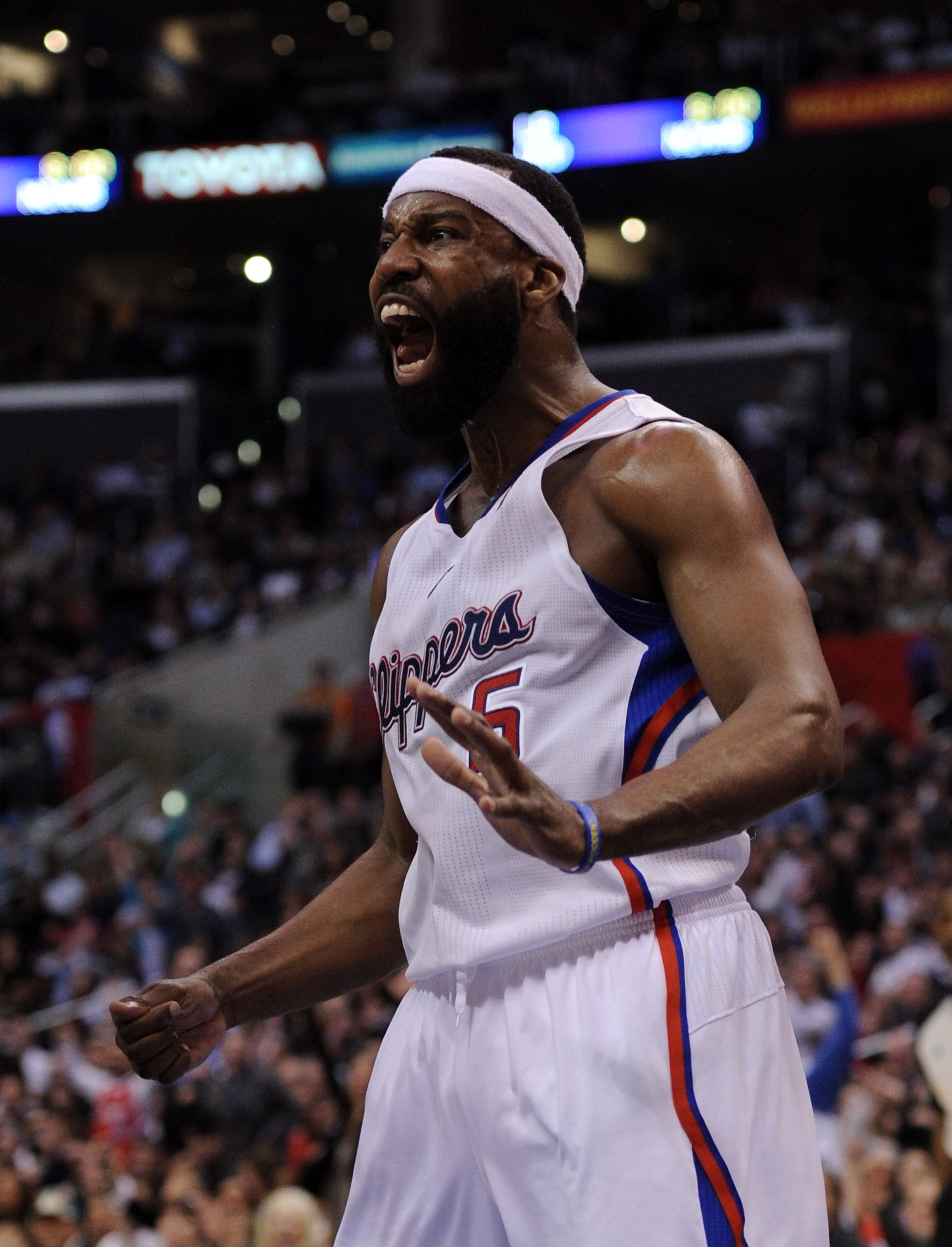 LOS ANGELES, CA - JANUARY 12: Baron Davis #5 of the Los Angeles Clippers reacts to his dunk against the Miami Heat during the first half at the Staples Center on January 12, 2011 in Los Angeles, California. NOTE TO USER: User expressly acknowledges and LOS ANGELES, CA - JANUARY 12: Baron Davis #5 of the Los Angeles Clippers reacts to his dunk against the Miami Heat during the first half at the Staples Center on January 12, 2011 in Los Angeles, California. NOTE TO USER: User expressly acknowledges and
